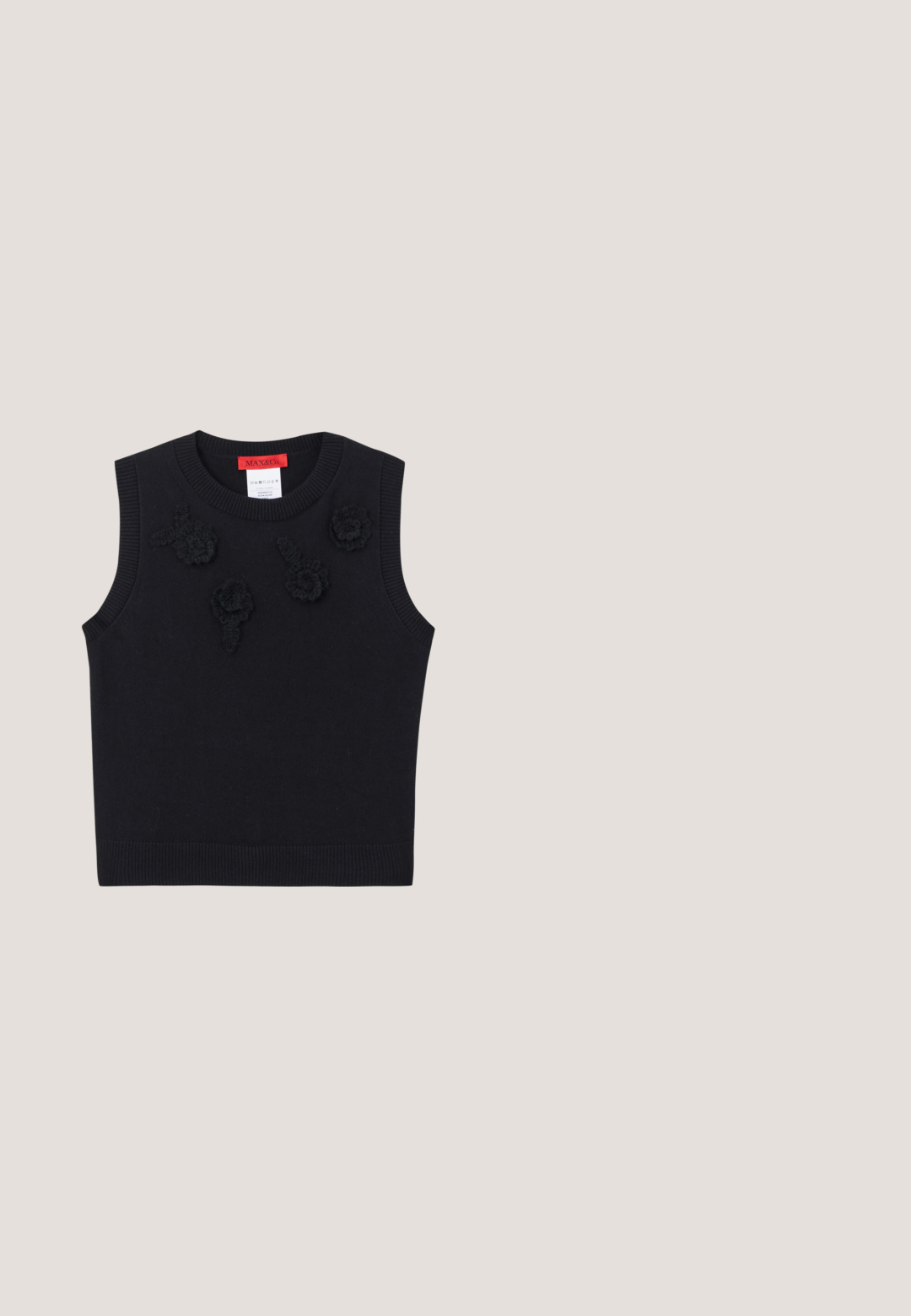 Sort ærmeløs sweater med ribbet halsudskæring og kant. Har teksturerede blomsterapplikationer på fronten. Blødt strikket materiale.; Hvid cropped langærmet skjorte med krave, forlomme, knaplukning og små sølvbueformede pyntedetaljer spredt foran.; Mørkeblå jeans med vide ben og høj talje, sølvfarvet knap, forlommer og et diskret prikket mønster over hele stoffet.; Sort Mary Jane flad sko med gyldne runde nitter, en guldbelægning med spænde og en lille guldkæde, der hænger fra remmen.; Vanessa Bruno MOON - Håndtasker - indigo; Øreringe i guldfarvet metal formet som stjerner med en klar sten i midten omgivet af mindre krystaller og perler samt spidse stjerneformede detaljer.