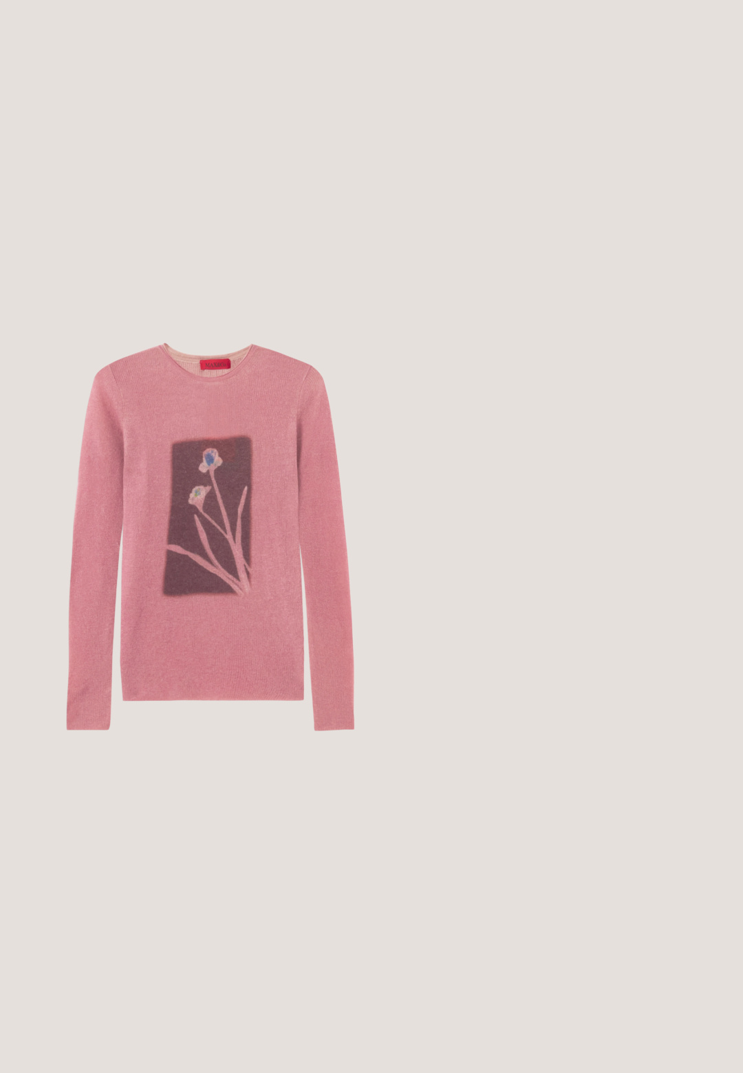 Lyserød sweater med lange ærmer, rund hals og et blomsterdesign i et mørkere rektangel. Blød tekstur, ribbestrikket materiale, brandlabel på halsudskæringen.; Sort denim skjorte med knapper og lange ærmer, to brystlommer med klap og en klassisk krave på en hvid baggrund.; Grå, vide benbukser lavet af tekstureret stof; har en elastisk talje og plisserede frontdetaljer. Ren, minimalistisk design.; Sorte patentlæderloafer med en dekorativ rynket kant, flad gummisål og en lille metallogoaccent på remmen.; Sort skuldertaske i læder med en buet klap, der er fastgjort med en rund metal spænde, og en slank, justerbar rem.; Sølvring med to polerede sten: en rød trekantet ædelsten og en gul rund ædelsten, begge sat i glatte metalindfatninger.