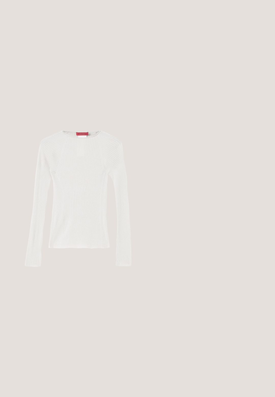 Hvid ribbet strikbluse med lange ærmer, rund halsudskæring og sideslids. Har en glat tekstur og en tætsiddende silhuet. Brandmærke vist.; Beige ruskindskjorte med krave, knaplukning foran og peplum talje. Har lange ærmer og en glat tekstur med små knapper.; Lysblå brede jeans lavet af denim med høj talje, der har en knaplukning og fem lommer. Glat tekstur med en afslappet silhuet.; Beige ruskindsankelstøvle med spidse tæer og formeede hæle, der har lodrette syningsdetaljer på siden.; Brun læderclutch med rynket detalje, struktureret ramme, håndledsrem og gyldent lynlås på en ensartet lys baggrund.; Sølvringe med en tekstureret overflade og en klynge af klare sten på den ene side, der skaber en subtil glitreffekt.
