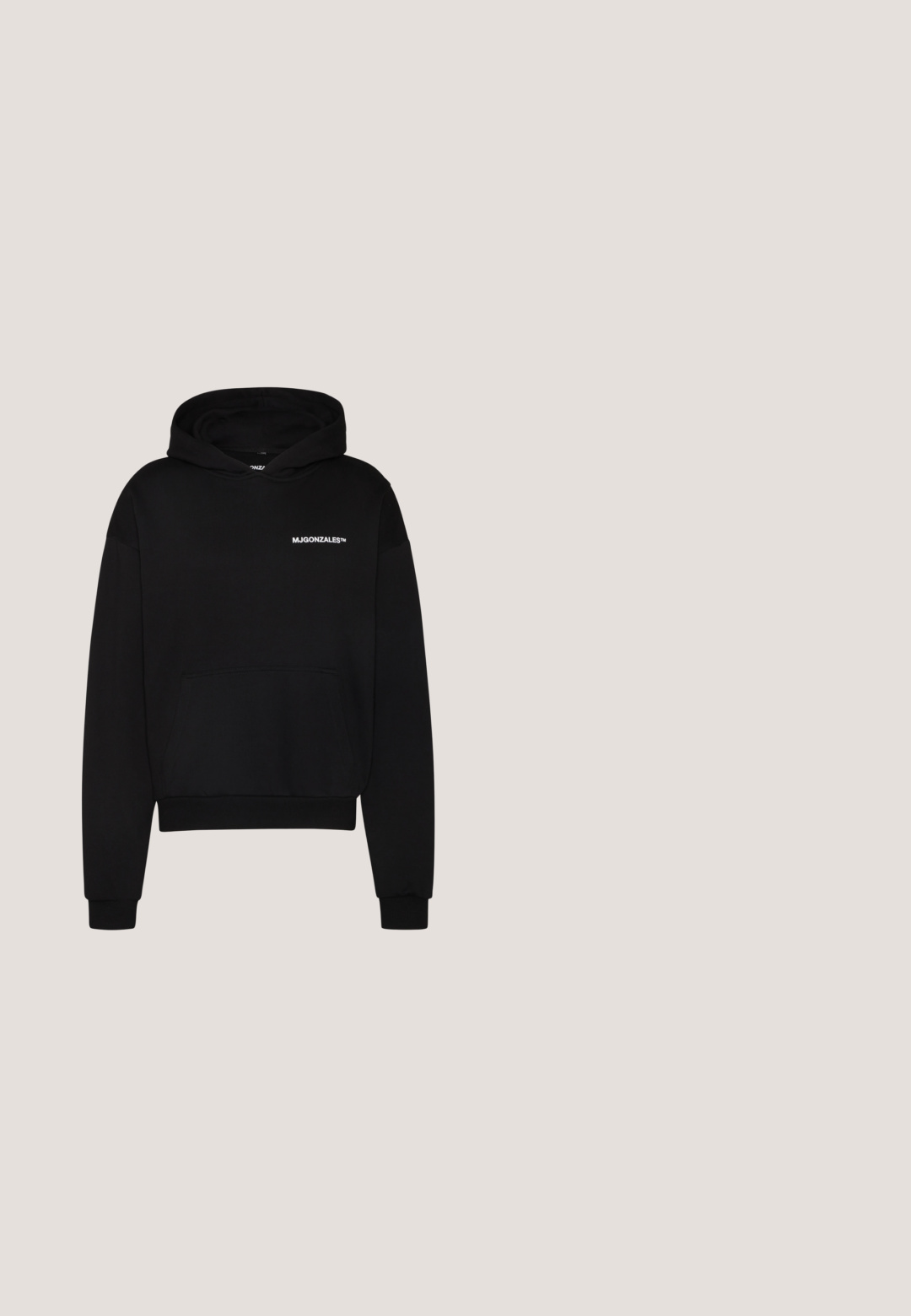 Sort hoodie med en frontlomme, ribbede ærmer og nederkant, der har et lille hvidt logo "MJGONZALES" på venstre bryst. Fremstillet af blødt stof.; Hvid, kortærmet t-shirt lavet af bomuld. Har rund halsudskæring og løs pasform med en glat tekstur og ingen synlige mønstre eller grafik.; Lysgrønne breddebenbukser lavet af et glat stof med knaplukning, der har et lille Nike-logo foran.; Hvide løbesko med mesh-overdel, rund tå, sorte accenter og mønstret sål. Har snøring og branding på siden.; Sorte solbriller med en rektangulær form, mat overflade og mørke linser. Har underdressed branding på stængerne.; Hvid perlekæde med ensartet rund form, glat overflade og metalspænde med forlængerkæde for justerbar længde.