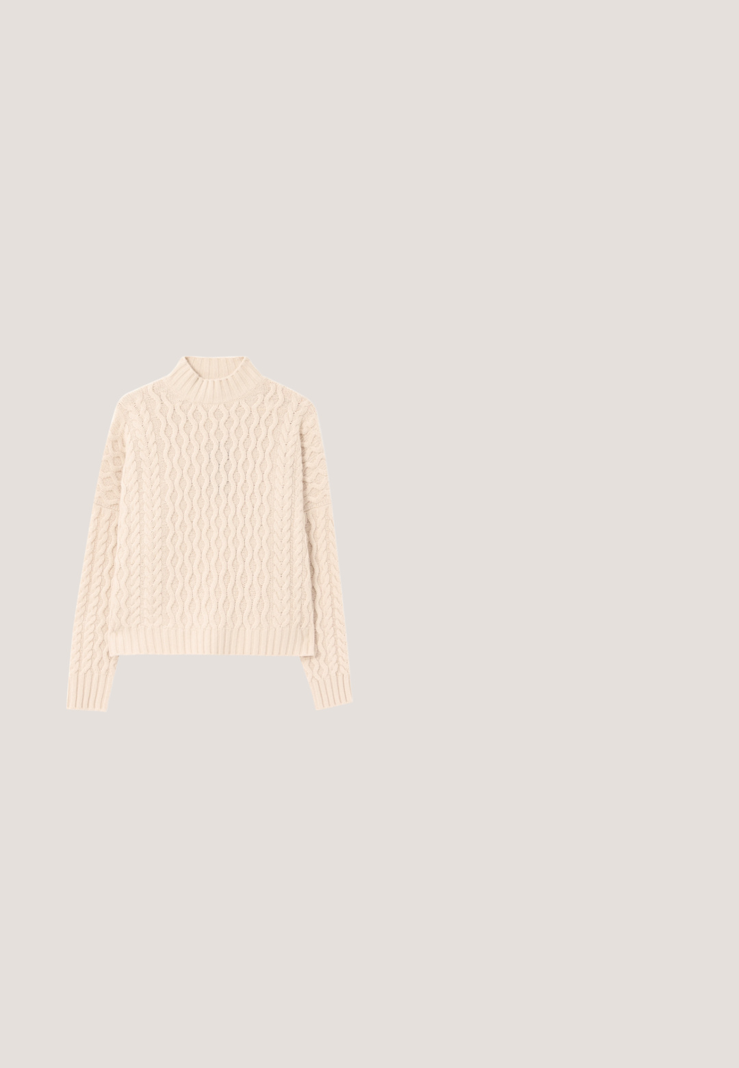 Cremfarbener gestrickter Pullover mit hohem Rippkragen, der ein Wellenmuster sowie Rippbündchen und Saum aufweist. Lockere Passform und strukturierte Oberfläche.; CLOSED CLASSIC SHIRT WITH STRAP DETAIL - Hemdbluse - white; Graue maßgeschneiderte Hosen mit geradem Bein, ausgestattet mit einem Knopfverschluss, Seitentaschen und einem glatten, strukturierten Stoff.; Schwarzer Leder-Slipper mit einer goldenen Schnallenverzierung und niedrigem Absatz, im Profil vor hellem, einfarbigem Hintergrund gezeigt.; Schwarze, halbmondförmige Ledertasche mit einem einzelnen Riemen, goldenem Reißverschluss, Quasten-Detail und dezentem gestepptem Design.; Zwei glatte, runde Metallkugeln nebeneinander auf weißem Hintergrund, eine goldfarben und eine silberfarben.