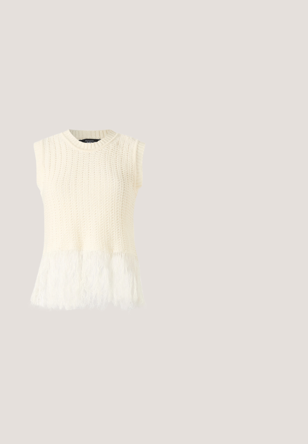 Ærmeløs strikket top i creme, med en struktureret krop og en blød, fluffy kant. Udhulingen er rund med ribbet detaljering.; Anna Field Curvy Langærmet T-shirt - red; Lys orange, slim-fit bukser med elastisk talje, enkelt knaplukning og glat tekstur. Ingen synlige lommer.; Lav top hvid sneaker med ruskinds- og stofpaneler, hvide snørebånd og en gennemsigtig gummisål, fotograferet mod en hvid baggrund.; Kvinde holder en cremefarvet håndtaske med guldkæde foran en grøn og beige tropisk printkjole.; Par guld øreringe med små hængende hjertevedhæng på korte kæder, vist mod en lys baggrund.