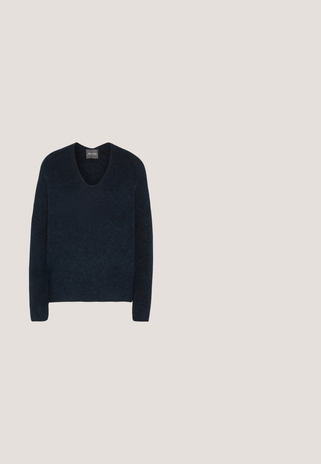 Pull en maille bleu marine avec un col en V et des manches longues, tissu texturé, apparence douce, sans motifs ni accents visibles.; Chemise blanche à manches longues en tissu côtelé, avec un col rond et une coupe cintrée. Aucun motif ni accent présent.; Pantalons sur mesure d'une couleur mauve profond. Ils présentent une texture lisse, une coupe droite, des plis à l'avant et une fermeture par bouton à la taille.; Call it Spring CIEL - Bottines à talons hauts - other grey; Sac fourre-tout texturé couleur crème, avec longues anses et détails métalliques dorés sur un fond neutre.; Boucles d'oreilles en argent en forme de créole, avec une texture ondulante et irrégulière. Présente une forme circulaire mince et une finition réfléchissante.