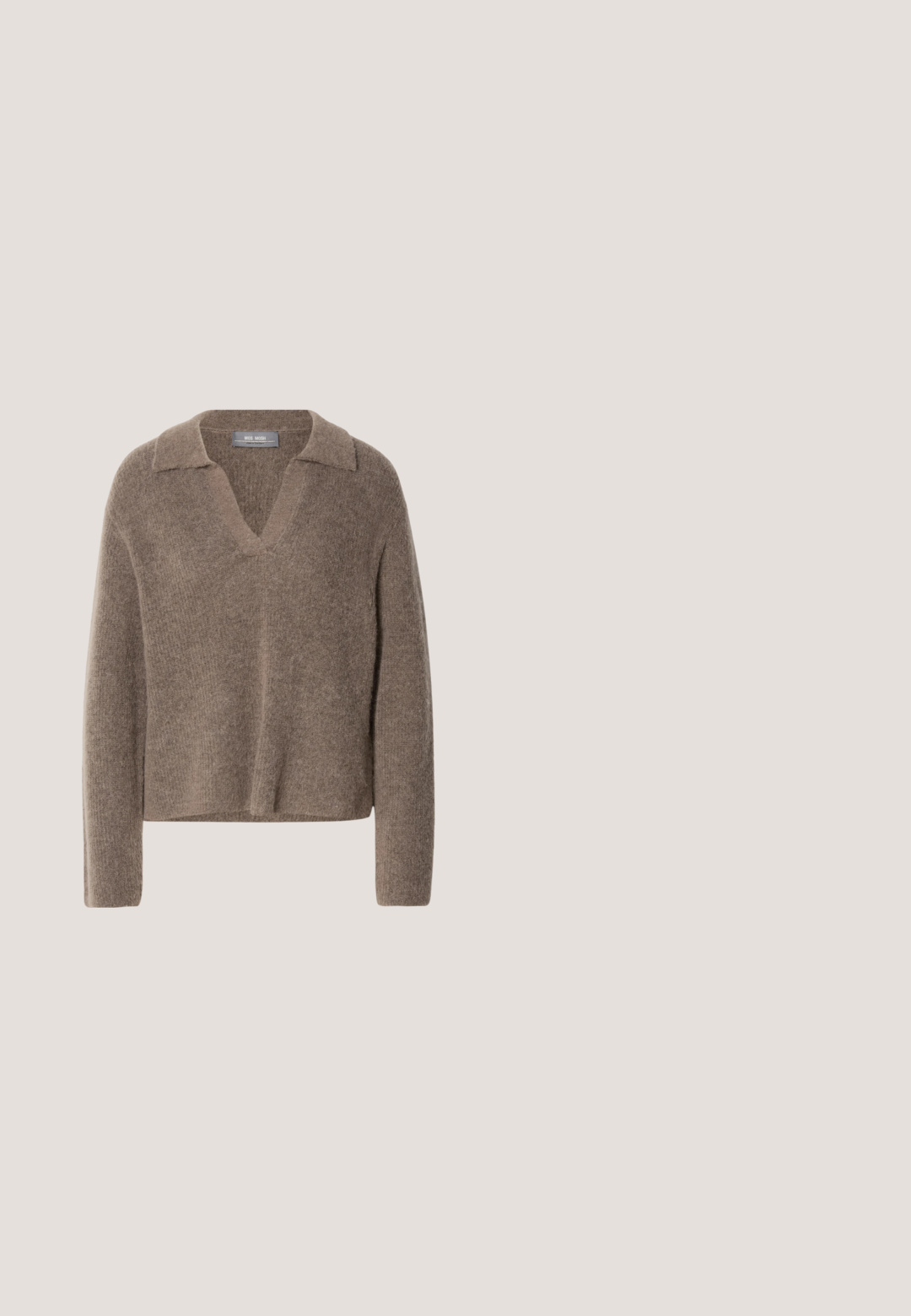 Brauner, gemütlicher Pullover mit V-Ausschnitt und Kragen, der lange Ärmel und ein weiches, strukturiertes Strickdesign aufweist. Lässige und entspannte Passform.; Abgeschnittenes Denim-Hemd in Dunkelblau mit Knopfverschluss, spitzem Kragen und puffartigen langen Ärmeln. Verfügt über horizontale Nähdetails.; Mos Mosh MMDARA DELUXE JEANS - Jeans Relaxed Fit - dark blue; Hoher dunkelbrauner Leder-Cowboystiefel mit gestickten dekorativen Mustern, spitzer Spitze und gestapeltem Blockabsatz.; Braune Lederhandtasche mit runder Form, silbernen Beschlägen, zwei Seitenriemen und einer glatten Oberfläche. Verfügt über einen einzigen oberen Griff.; Silberner Doppelring mit einer glatten, polierten Oberfläche. Verfügt über ein fließendes, kurviges Design mit überlappenden Abschnitten für einen modernen Look.