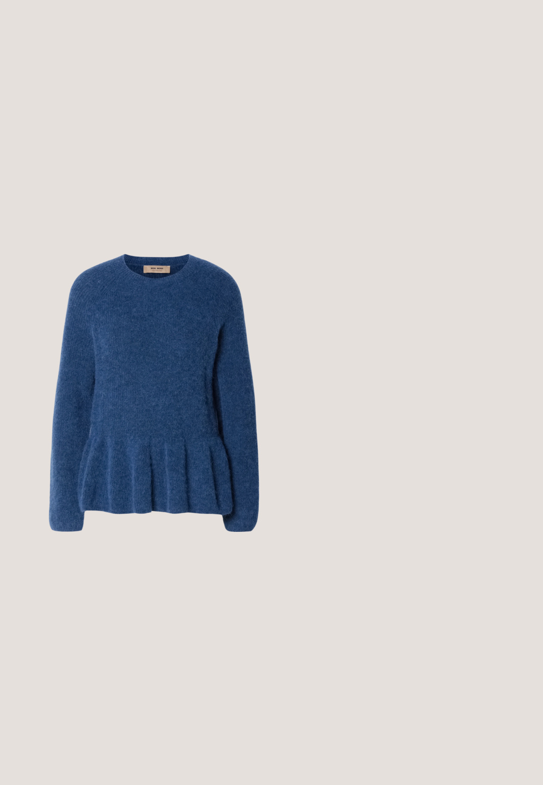 Blauwe gebreide trui met een ronde hals, lange mouwen en een uitlopende zoom. Gemaakt van zachte, gestructureerde stof met een casual ontwerp.; Zwart nauwsluitend T-shirt met korte mouwen en een ronde hals, met een merklabel aan de binnenkant van de achterkraag.; Donkerdenim midi-rok met een hoge taille, sluiting met knopen aan de voorkant en zijzakken; heeft een rechte snit en subtiele zoomdetails.; Beige platte slingback schoen met puntige neus, lage zwarte hak en een glad leren afwerking, zijaanzicht op een effen achtergrond.; Groene suède handtas met een rechthoekige vorm, zilveren hardwaresluiting en een smalle schouderriem. Heeft een gevouwen klep en een subtiele textuur.; Fijn gouden kettinkje met een glad, gepolijst druppelvormig hangertje op een lichte, neutrale achtergrond.