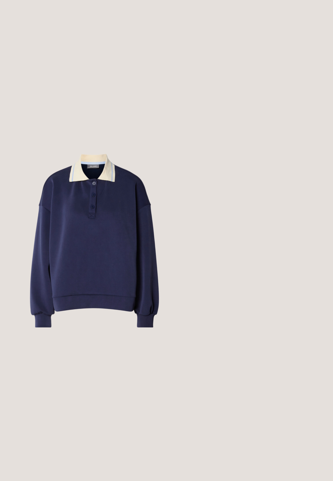 Mos Mosh POLO - Collegepaita - maritime blue; Tummansininen corduroy-takki, jossa on suuri terävä kaulus, napitettava etuosa ja kaksi nappikiinnitteistä rintataskua.; Laivaston leveälahkeiset housut, joissa on teksturoitu pinta, joustava vyötärö ja kaksi takataskua. Valmistettu kevyestä, hengittävästä kankaasta.; Sinisen mokkanahkaisen mokkasiinin pyöreä kärki, koristeelliset hapsut ja kultaiset rei'ittimet. Varustettu joustavalla ruskealla kumipohjalla.; Laivastonsininen mokkainen olkalaukku, jossa leveät olkahihnat ja hillitty brändilogot painettu alaosan keskiosaan.; Metalliset rengaskorvakorut, joissa on kaareva muotoilu, kiiltävä hopeapinta ja ohuet mustat korostusviivat. Takana on neulapanta kiinnittämistä varten.