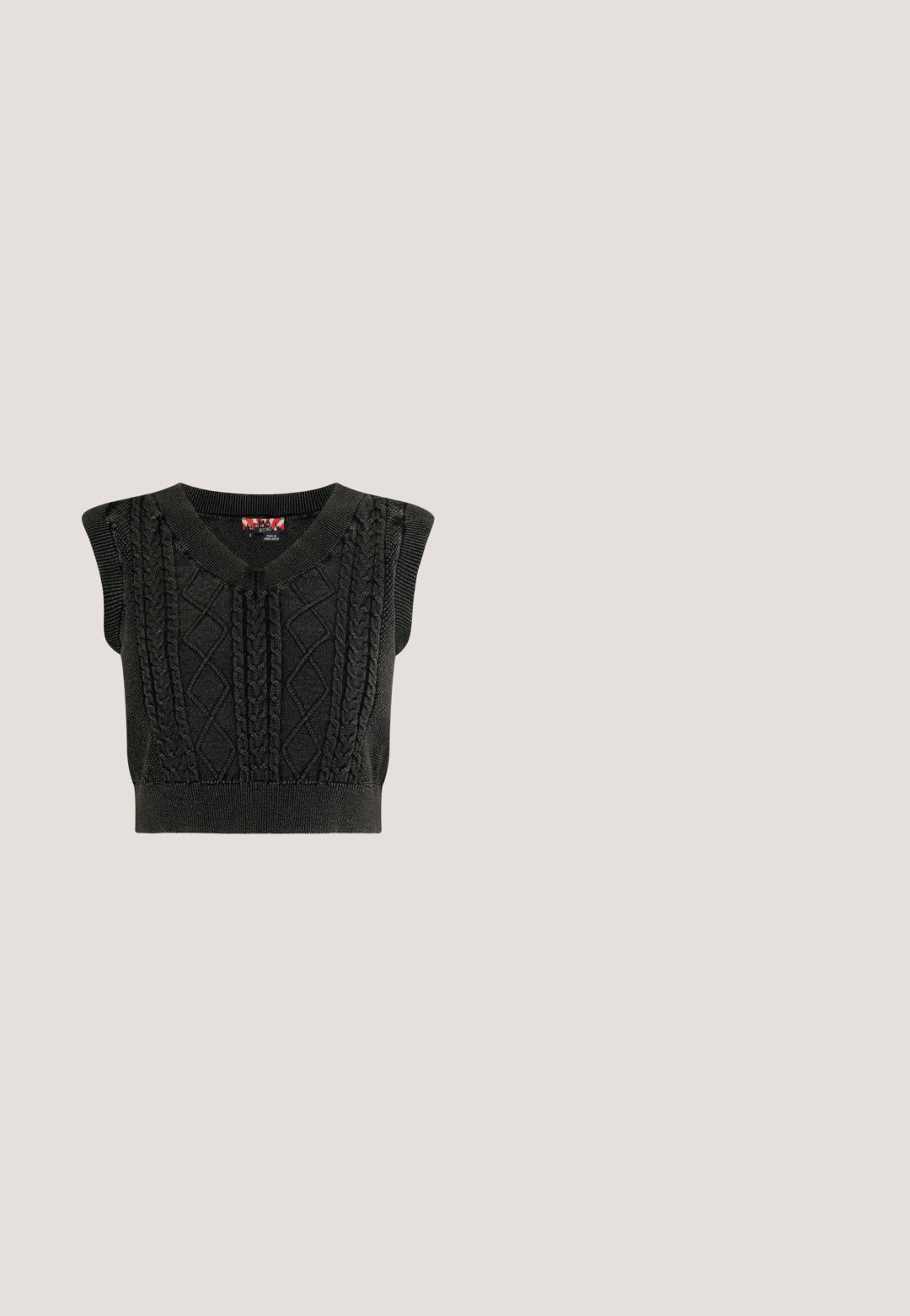 Zwarte mouwloze cropped trui met V-hals, voorzien van getextureerde kabelbreipatronen en gebreide randen voor extra detail.; Olijfgroene geruite blouse met lange mouwen, oversized kraag, geraffineerde taille, peplumdetail en drie gestrikte strikken aan de voorkant.; Zwarte denim jeans met een recht gesneden ontwerp, voorzien van kleurrijke geborduurde details op de linker bovenbeen. Klassieke knoop- en ritsafsluiting.; Zwarte open schoenen met hoge hak, voorzien van een gestructureerde, gestifte bovenkant en een open teen. De hak is slank en van gemiddelde hoogte, wat zorgt voor een elegante uitstraling.; Zilveren ketting met een afwisseling van witte parels en stervormige accenten, voorzien van een sluiting en een verstelbare kettinglengte.; Rode leren hartvormige tas met ritssluiting, verstelbare band en een ontwerp van genaaide panelen. Voorzien van een sierlijke "loveyou"-tekst.
