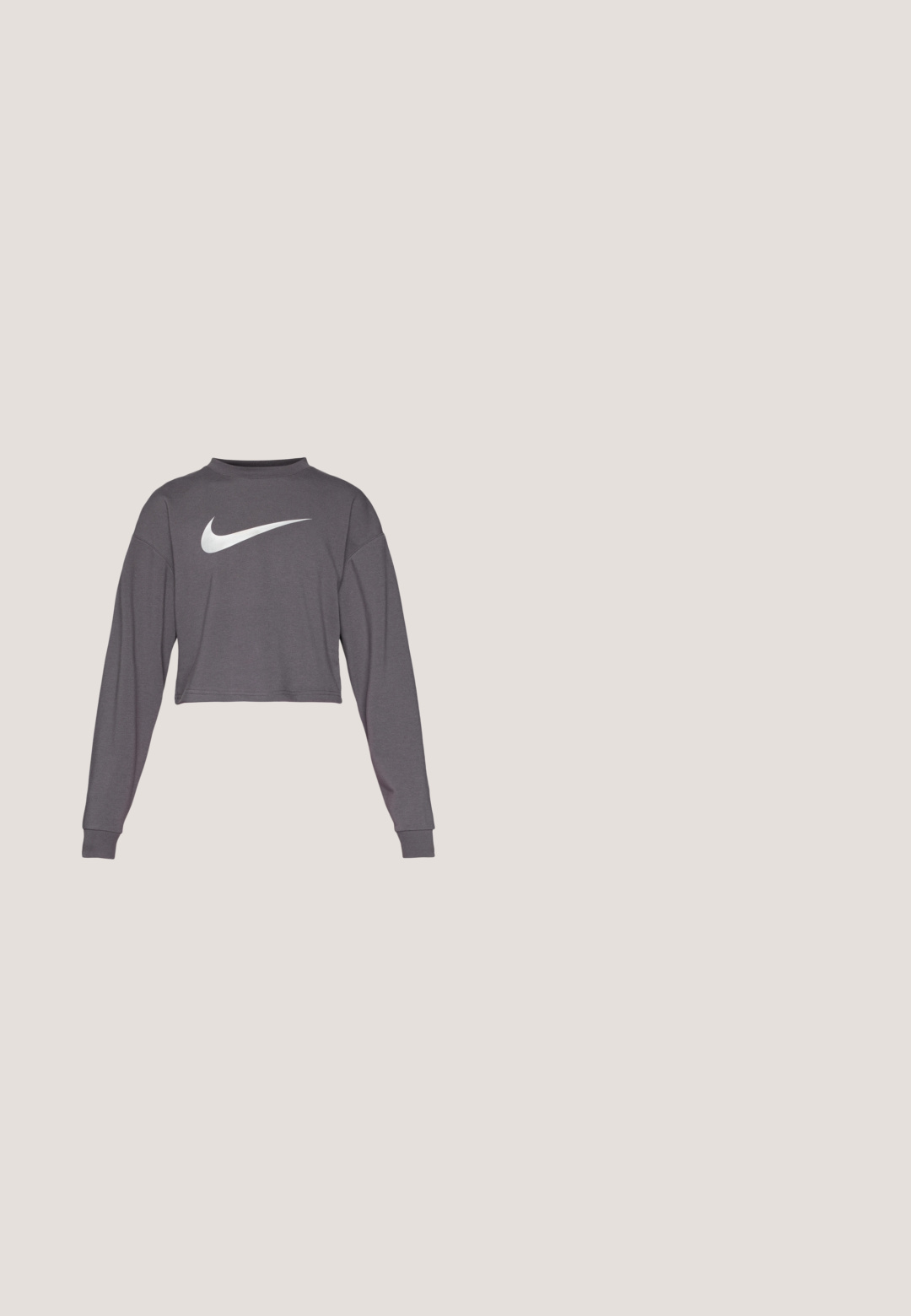 Sweat-shirt court à manches longues en tissu gris foncé avec un col rond. Présente un logo Nike blanc proéminent sur le devant. Texture douce.; Crop top de sport blanc avec un col rond, sans manches et une ceinture élastique noire avec le texte "NIKE PRO".; Leggings roses en matériau élastique, dotés d'une taille haute et de poches latérales, avec une finition lisse et des détails de couture minimaux.; Chaussure de sport noire avec une tige en tissu texturé, une semelle blanche et un système de laçage prononcé. Présente un logo Nike et un design doux et rembourré.; Sac fourre-tout en nylon noir avec deux bretelles, doté d'un grand logo blanc Nike, fermeture éclair, et un design rectangulaire élégant.; Gants courts roses avec des accents noirs, arborant un logo Nike blanc, des paumes rembourrées et un design sans doigts pour une meilleure adhérence et flexibilité.