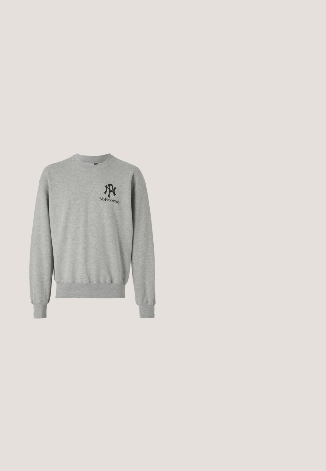 Grå sweatshirt med rund hals, ribbede manchetter og kant. Har sorte grafikker: et "R" og "No Problemo" på venstre brystområde.; Grå langærmet skjorte med et paisley-mønster i hvid. Har en krave, sorte knapper og et struktureret stof.; Lyseblå denimjeans med lige ben, forlommer, bæltestropper, knaplukning og synlige sømdetaljer på hvid baggrund.; Brun læderloafer med en glat finish, firkantet snude og guldfarvet hardwaredetalje. Den har en lav hæl og subtile syningsdetaljer.; Brun stof tote bag med to lange håndtag. Forsiden har hvid tekst med teksten "LES DEUX." Enkel design, robust materiale og flad form.; Vævet blå bælte med en tekstureret overflade, udstyret med en sølvmetal spænde og en matchende blå læderløkke i enden.