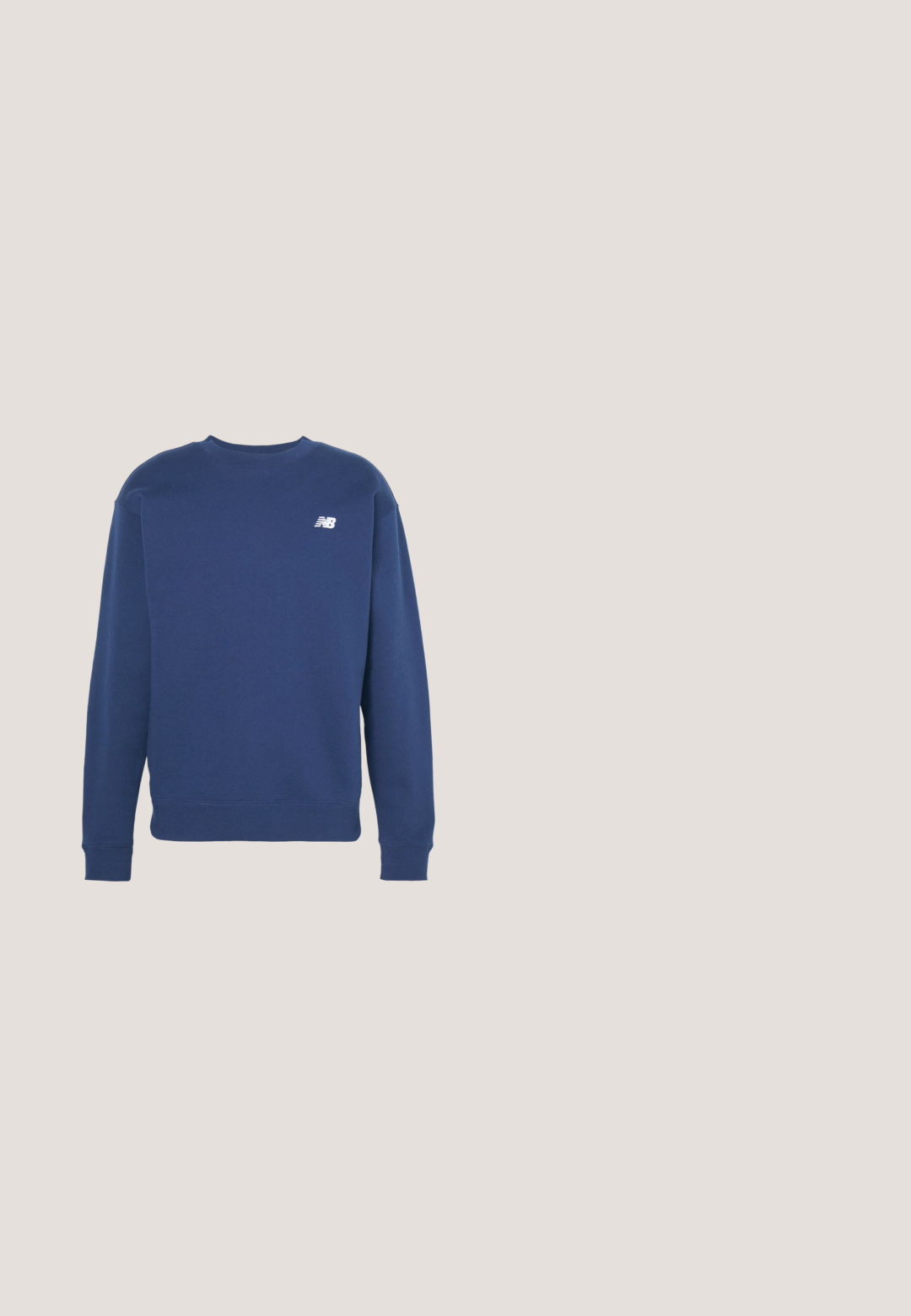 Sweatshirt bleu marine en tissu en mélange de coton, avec un col rond, des manches longues, des poignets côtelés et un petit logo blanc sur la poitrine.; T-shirt en coton bleu avec col rond et manches courtes. Présente un petit logo blanc "NB" sur la poitrine. Design simple, sans motifs.; Pantalons de sport bleu marine avec une taille élastique. Présente des accents courbés jaunes et blancs sur les côtés. Tissu doux et lisse.; Chaussure de sport grise avec une tige texturée, semelle en caoutchouc noire et design à lacets. Présente un petit logo vert sur le côté.; Arnette MWAMBA - Lunettes de soleil - transparent; Sac messager Lacoste bleu marine avec bandoulière réglable et écusson logo sur le rabat avant, sur un fond clair uni.