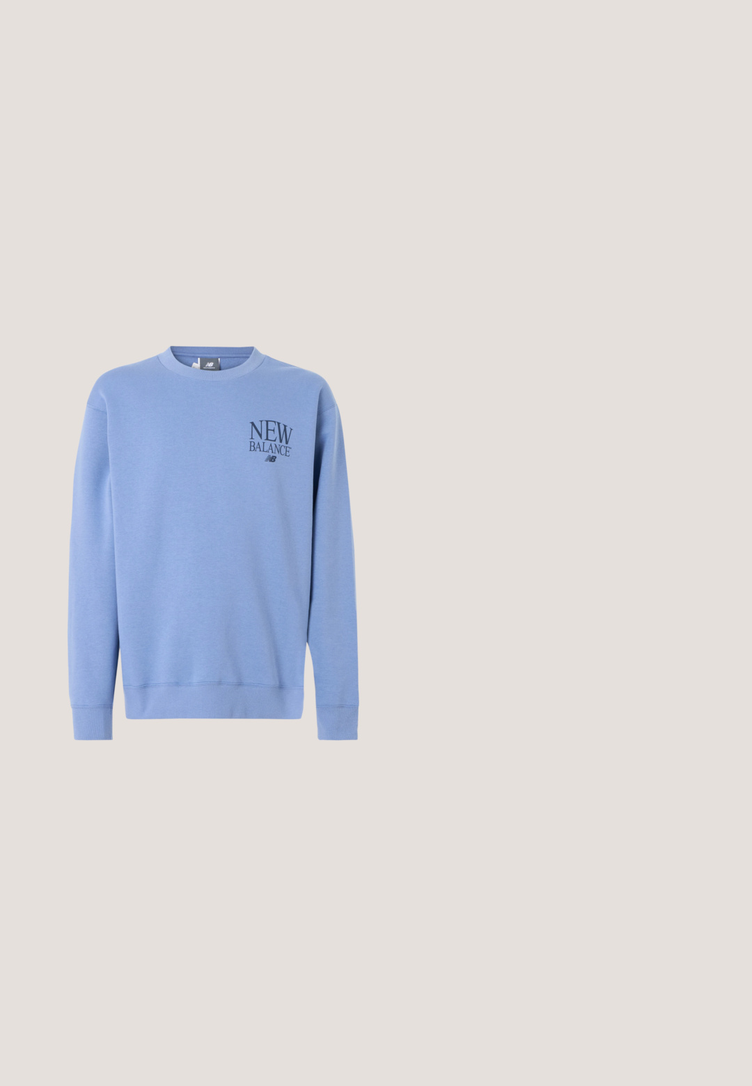Lichtblauwe trui met ronde hals en lange mouwen, met het "New Balance"-logo op de linkerborst gedrukt.; Witte T-shirt met korte mouwen en kleine lichtblauwe tekst "MIDTOWN Memento" op het linkerbovenborstgebied, effen achtergrond.; Zwarte geruite wijde broek met plooien, voorzien van een gladde textuur en klassiek ontwerp. Lichtgewicht stof voor comfort.; Beige hardloopschoenen met groene suède accenten, een gestructureerde mesh bovenzijde, crèmekleurige veters en een zwarte rubberen zool met gripnoppen.; Zwarte rechthoekige zonnebril met donker getinte glazen en dikke pootjes, schuin rustend op een eenvoudige lichtgrijze ondergrond.; Zilveren metalen kettinghalsband met een gedraaide vorm, met een gladde, gepolijste oppervlakte en een uniforme dikte over de hele lengte.