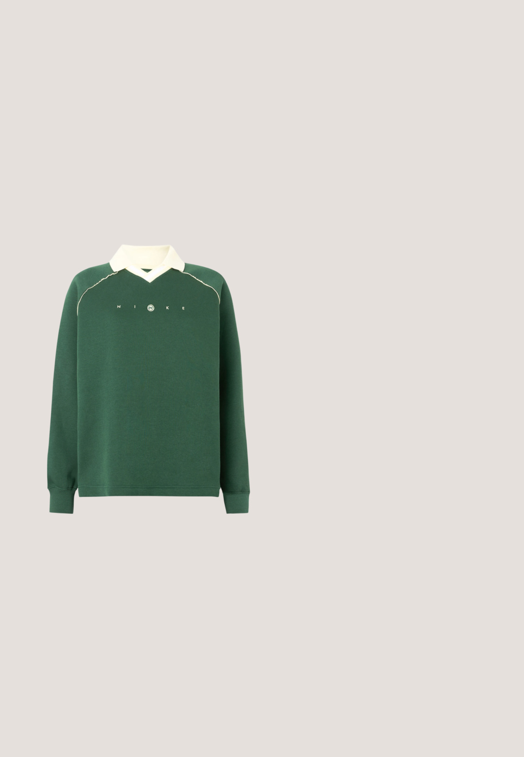 Grøn langærmet sweater med cremefarvet krave, ribbede manchetter og "NIKE" tekst med logo på tværs af brystet.; Brun og hvid kortærmet crop top med horisontale striber og rund hals på en ensfarvet baggrund.; Løse brune bukser med elastiske manchetter og linning med to knapper samt sidelommer, vist på en ensfarvet baggrund.; Sølv atletik sko med hvide og gyldne accenter, der har en mesh-overdel, gummisål og en reflekterende finish. Strømper synlige over anklen.; Sort skuldertaske i stof med rynket front, justerbar rem og snørede sidelommer, vist på hvid baggrund.; Rosa perlekæde lavet af gennemsigtige runde perler, med en guldfarvet lås og forlængerkæde for justerbar længde.