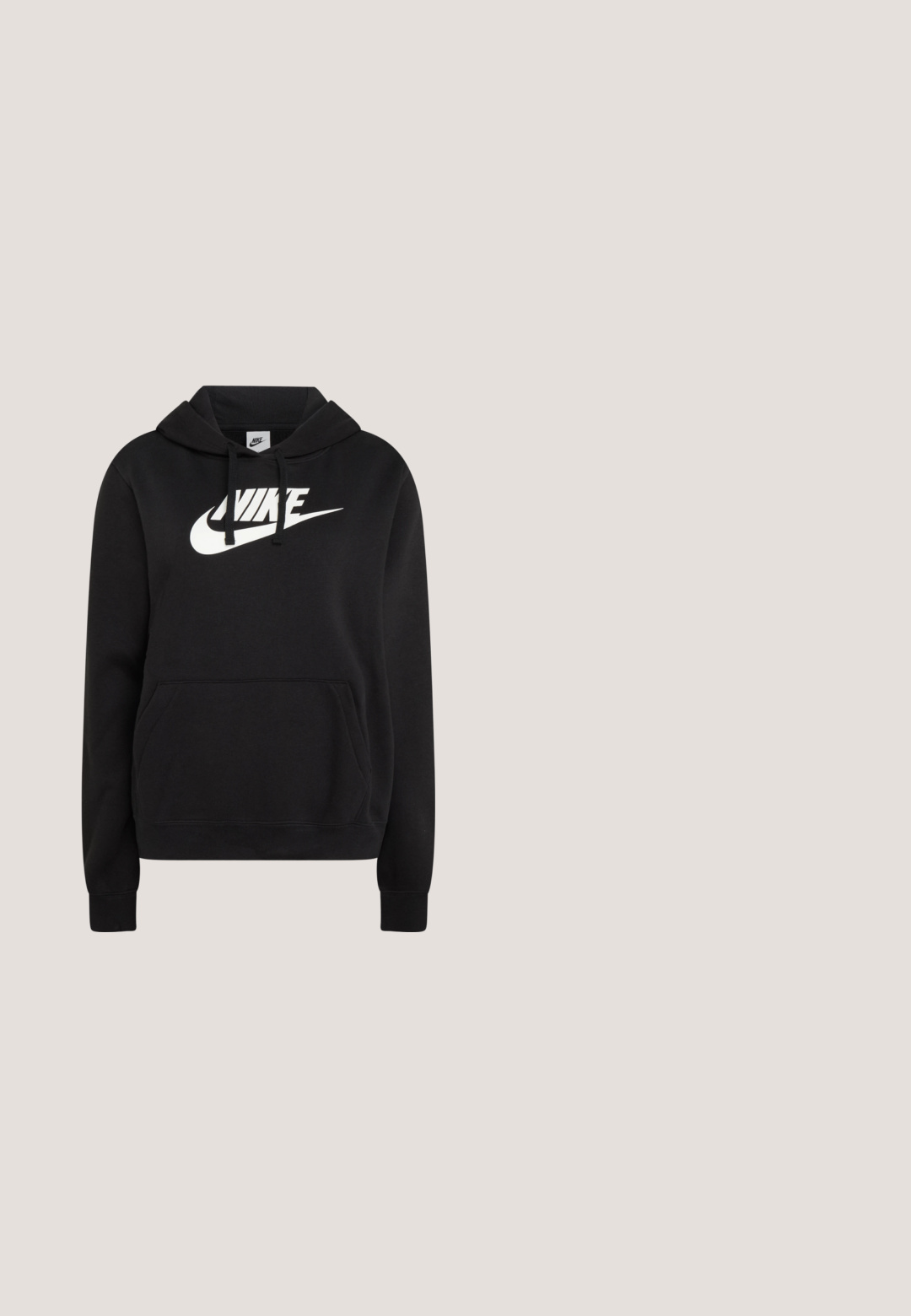 Sudadera con capucha negra que presenta un gran logo blanco de Nike, bolsillo canguro frontal, puños acanalados y confeccionada en una tela suave y cómoda.; Polo negro recortado de algodón con un collar tradicional y mangas cortas. Presenta un logo de Nike en blanco en el lado izquierdo del pecho.; Pantalones de chándal blancos hechos de una tela suave, con una cinturilla elástica con cordón, bolsillos laterales y un logo negro de Nike en el muslo izquierdo.; Zapatillas Nike Air Max 90 blancas con parte superior de malla y cuero, que cuentan con una unidad de aire visible, combinadas con calcetines blancos con relieve y logotipo negro.; Bolso de hombro de tela negro con una superficie suave y texturizada, forma redondeada y una sola correa. Diseño minimalista sin hardware ni acentos visibles.; Par de pendientes de aro de plata con sutiles detalles grabados, colocados sobre un fondo blanco liso.