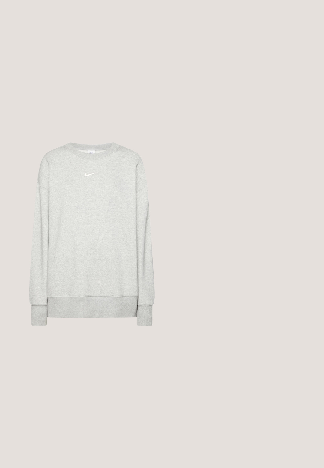 Lys grå crewneck sweatshirt lavet af blød stof, med et lille hvidt Nike-logo på brystet samt ribbede manchetter og kant.; Hvid kortærmet t-shirt lavet af bomuld, med korte ærmer og rund halsudskæring, og med et sort Nike-logo på brystet.; Grå træningsbukser lavet af blødt stof med en snoretræk i taljen, tapered ben og en lynlåslomme på venstre side. Har sort logo.; Grå og hvide lavtop sneakers med læder- og ruskindsmaterialer, perforeret tåboks og gummisål. Har et fremtrædende swoosh-logo.; Beige håndtaske med et struktureret mesh-design, en fast form, en håndtag på toppen og en aftagelig rem; har snører detaljer og hardware accenter.; Sølv hoop øreringe med rektangulære klare sten langs den ydre kant, glat og skinnende finish samt en sikker postlukning.