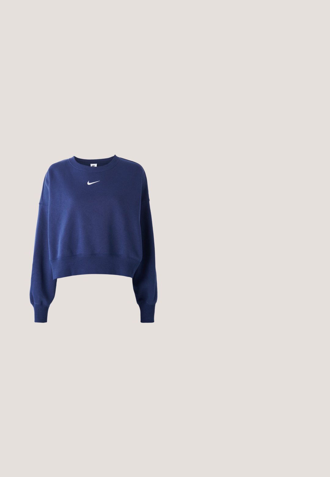 Tummansininen lyhyt huppari, joka on valmistettu pehmeästä kankaasta. Siinä on pyöreä kaula-aukko, pitkät hihat ja valkoinen Nike-logo rinnassa.; Vaaleanpunainen puuvillainen t-paita, jossa on lyhyet hihat, pyöreä pääntie ja pieni logopläsi vasemmalla rinnalla. Sileä pinta ja rento istuvuus.; Vaaleansiniset leveälahkeiset housut, joissa on sileä pinta, joustava vyötärö ja laskostukset edessä. Valmistettu pehmeästä kankaasta.; Valkoinen Nike-juoksukenkä, jossa on verkko- ja synteettinen päällinen, lepää metalliverkko lattialla pehmeässä luonnonvalossa.; Pehmeä, tummansininen kolmio- laukku, jossa on ylellinen tekstuuri, yläkahva, pyöreä logo-tarranäppä ja pieni avaimenperä, joka on kiinnitetty vetoketjuun.; Hopeinen ketjukaulakoru, jossa on pieniä helmiä, kaksi mustaa perhoskoristetta, keskellä sydänkoriste ja roikkuva perhoskoriste.
