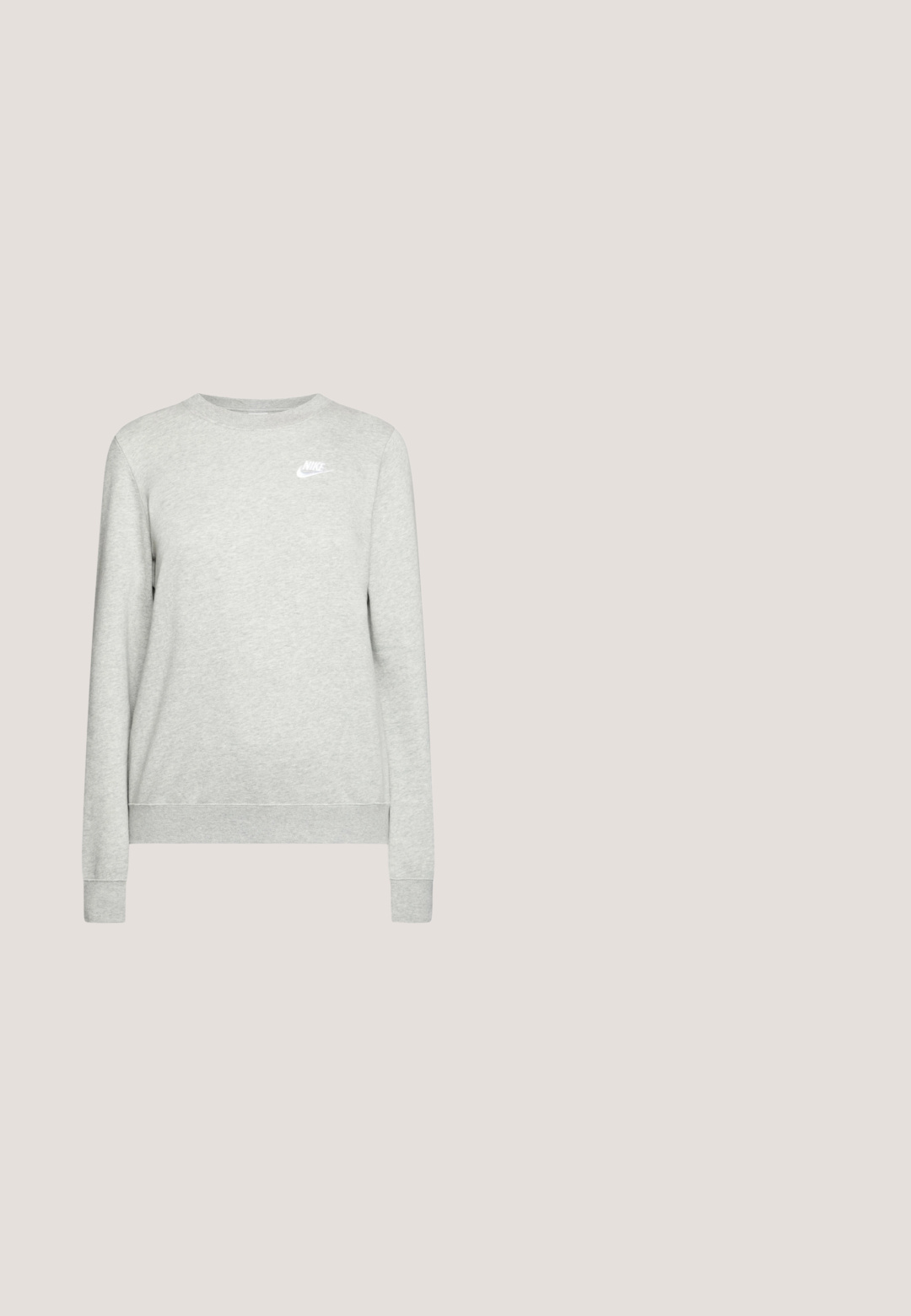 Grijze sweatshirt van een katoenmix, met een ronde hals, geribbelde mouwen en een klein wit Nike-logo op de linkerkant van de borst. Eenvoudig ontwerp.; Witte katoenen t-shirt met een ronde halslijn en korte mouwen. Bevat een zwart Nike-logo op de bovenlinker borst.; Lichtgrijze sweatpants met een trekkoord bij de taille, taps toelopende benen en een klein wit logo op de linkerdij. Gemaakt van een zachte, gestructureerde stof.; Witte en lichtblauwe sportschoen met donkerblauwe swoosh-logo, zwevend boven een grijze betonnen blok.; Zachte, lichtgrijze hobo tas van synthetisch materiaal. Heeft een enkele gevoerde handgreep en een ritsvak aan de zijkant.; Zilveren hoepel oorbellen met een minimalistisch ontwerp. Cirkelvormig, gladde textuur en dun profiel. Lichtgewicht met een gepolijste afwerking.