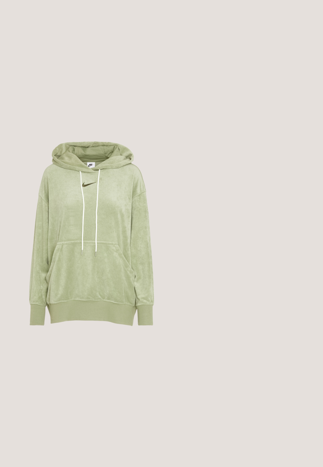 Hellgrüner Hoodie aus weichem Plüschstoff. Verfügt über eine vordere Taschenöffnung, weiße Kordeln und ein kleines schwarzes Logo auf der Brust.; Weißes Baumwoll-T-Shirt mit Rundhalsausschnitt und kurzen Ärmeln. Mit einem schwarzen Nike-Logo auf der oberen linken Brustseite.; Weiße Jogginghose aus einem weichen Stoff, mit einem elastischen Bund und einem Kordelzug, seitlichen Taschen und einem schwarzen Nike-Logo auf dem linken Oberschenkel.; Nike Laufschuh in Weiß, Silber und Grün. Verfügt über Mesh- und synthetische Materialien, gepolsterten Kragen und eine gepolsterte Sohle mit sichtbaren Air-Elementen.;  Gepolsterte grüne Schultertasche mit weicher Textur, rechteckiger Form, einem Trageriemen und goldfarbener Reißverschlussöffnung. Verfügt über ein gestepptes Muster.; Silberne Creolen mit einer glatten, glänzenden Oberfläche. Kreisform, ausgestattet mit einem sicheren Verschluss. Einfaches und elegantes Design.