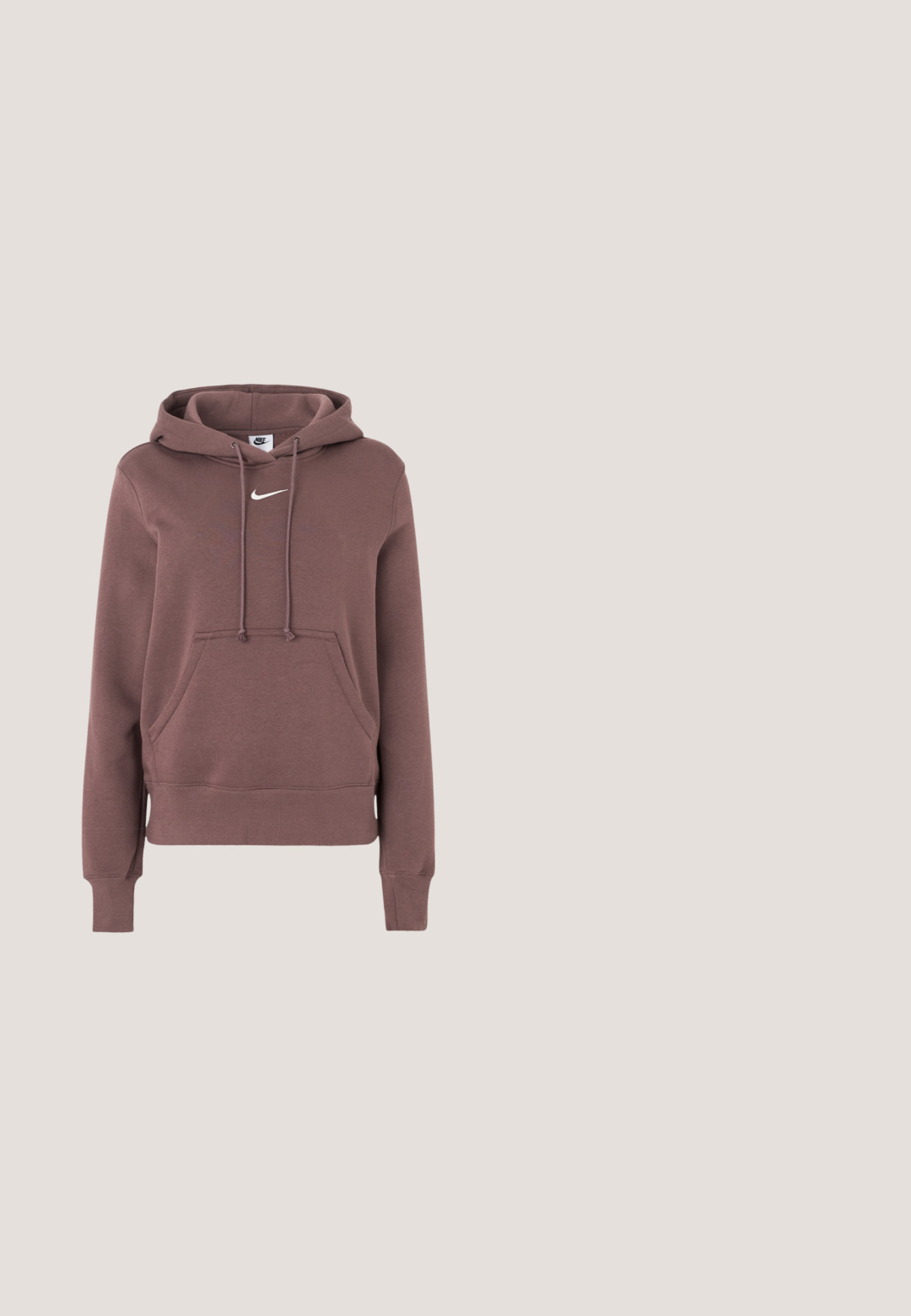 Ruskea huppari, jossa edessä tasku, kiristysnyöritykset ja valkoinen Nike-logo rinnassa. Valmistettu pehmeästä kankaasta, jossa resorit hihansuissa ja helmassa.; Valkoinen lyhythihainen puuvillapaita, jossa on pyöreä kaula-aukko ja musta Nike-logo rinnassa.; Tummanruskeat leveälahkeiset housut, joissa on joustava kiristysnyörivyötärö, aseteltu litteäksi vaalealle taustalle.; Nike-tossut, joissa on hopea- ja vaaleanpunainen muotoilu; synteettinen päällinen, rei'itetty pinta, näkyvä iskunvaimennusjärjestelmä ja pyöreä kärkimuoto.; Musta nahkainen käsilaukku, jossa on suorakulmainen muoto, litteä pohja, kaksi olkahihnaa ja pieni logoyksityiskohta edessä. Sileä pinta.; Kultasävyiset korvakorut, joissa on punaiset marmoroidut helmet ja kuvioidut renkaat. Sisältää kaksi tyyliä: kaartuvia malleja ja helmikoristeita, kaikki kiiltävällä viimeistelyllä.