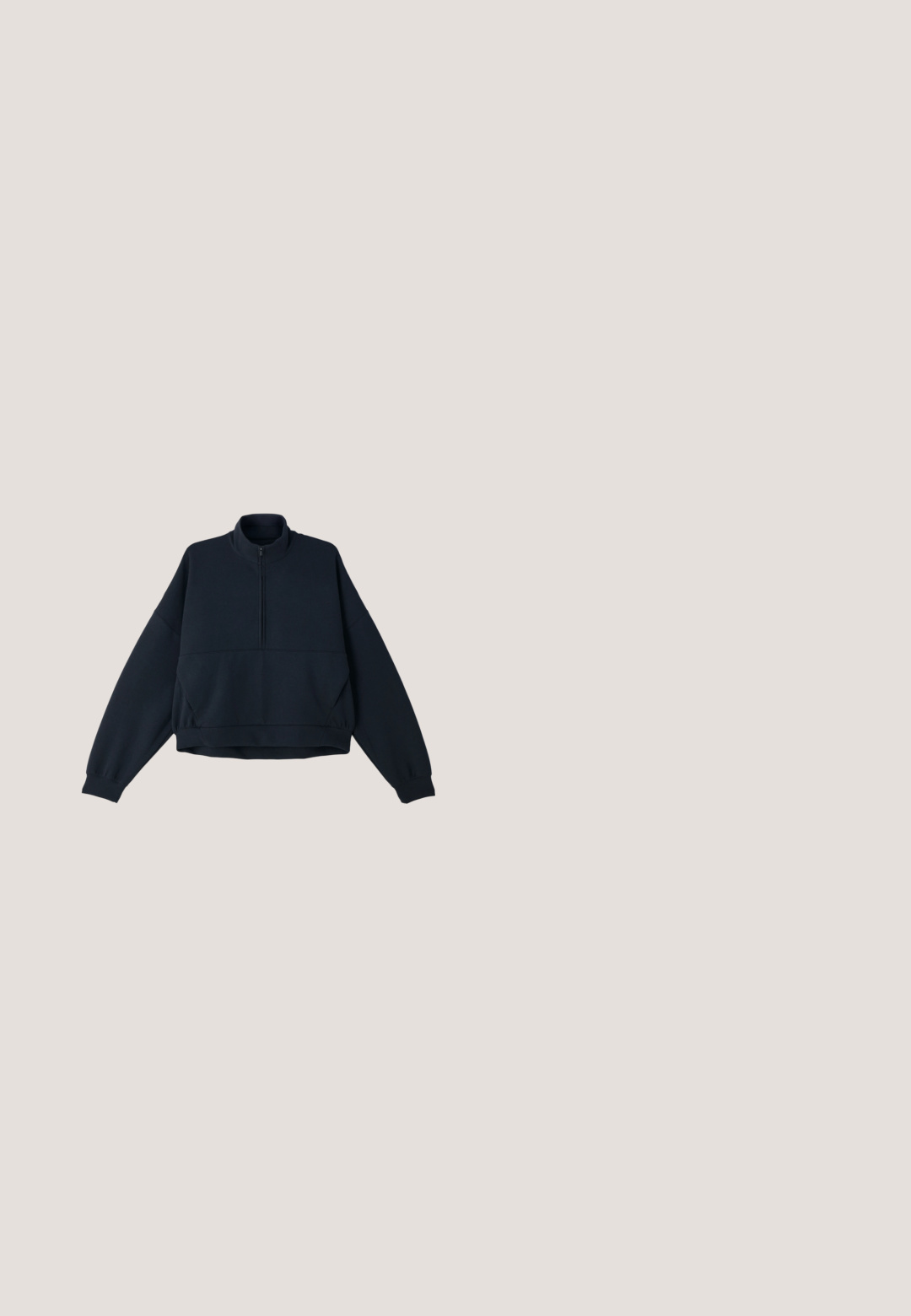 Marineblauwe pullover sweatshirt met hoge kraag, halve ritssluiting aan de voorkant en verlaagde schouders. Zacht, gewatteerd materiaal met elastische manchetten en zoom.; Olivengroen Nike Shox shirt met lange mouwen, witte zijpanelen en neon groene accenten, nauwsluitende pasvorm, en een klein Swoosh-logo op de mouwboord.; Nike Sportswear TREND - Cargobroek - hemp; Beige sportieve schoen met een mesh bovenwerk en gestructureerde ondersteuning, voorzien van een geveerd zool met zichtbare luchtkussens en een textuurdetail.; Schoudertas van zacht olijfgroen stof met ritssluiting en verstelbare band op een effen lichte achtergrond.; Twee paren zilveren oorbellen in de vorm van hoepels met een licht geslagen structuur op een witte achtergrond.