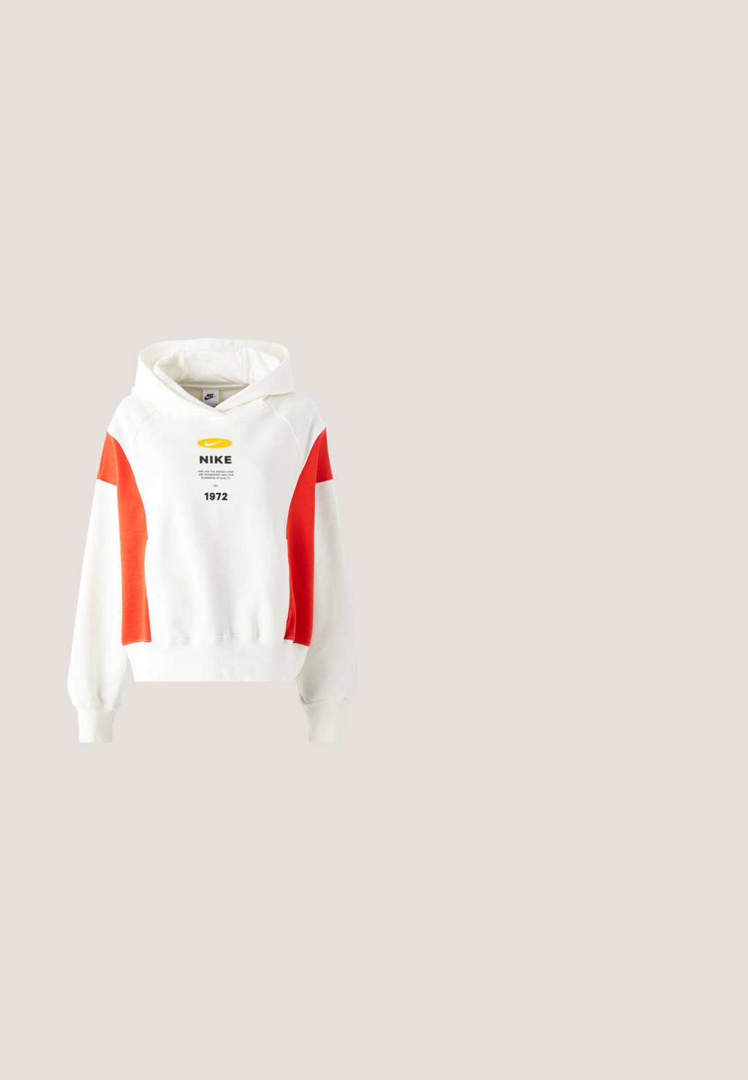 Hvid hættekort med røde detaljer, snor i hætten og grafisk print på fronten. Har et logo og tekst på brystet. Blødt stof, ribbede manchetter og kant.; Hvid ærmeløs træningstop med beige skulderdetaljer, teksten "NIKE SHOX" og et sort Nike swoosh-logo på brystet.; Lyserøde bomuldsshorts med elastisk talje og løs pasform, vist på en ensfarvet lys baggrund.; Hvid og lyserød atletiksneaker med meshpaneler, en lyserød Nike-swoosh og en tyk, mørkelilla sål med synlig luftpolstring.; Lille lyserød quiltet pung med broderede røde jordbær og lynlås i toppen mod en ensfarvet baggrund.; Pilgrim Øreringe - gold-coloured