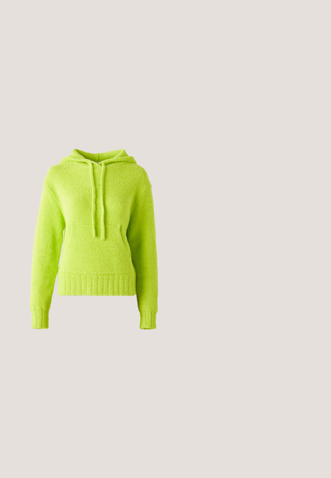 Λαχανί, φουντωτός hoodie με υφασμάτινη επιφάνεια, κουκούλα με κορδόνι και ριμπ μανσέτες και στρίφωμα. Διαθέτει χαλαρή εφαρμογή και μαλακό υλικό.; Άσπρη κοντομάνικη μπλούζα με μακριά μανίκια από βαμβάκι, με γραφικό σχέδιο ενός πράσινου φιδιού που είναι διαπλεκόμενο με σχέδιο ενός κλειδιού στο μπροστινό μέρος.; Σκούρο πράσινο παντελόνι με φαρδιά πόδια, διαθέτει υφή με λουλούδια, πέντε τσέπες και μεταλλικά κουμπιά στη μέση.; Πορτοκαλί και μπεζ παπούτσι για τρέξιμο σε μονοπάτι με ανθεκτική σόλα Vibram, ιμάντες έλξης στη φτέρνα και τη γλώσσα, και κίτρινο σχέδιο κύματος στο πλάι.; Μαύρη τσάντα ώμου με λευκές πουά, πολλές μπροστινές τσέπες, φερμουάρ και ρυθμιζόμενο λουρί σε μονόχρωμο φόντο.; Ασημένια μεταλλικά σκουλαρίκια κρίκοι με λεία, ελαφρώς κυρτή επιφάνεια και κλειδαριά τύπου latch-back σε απλό λευκό φόντο.