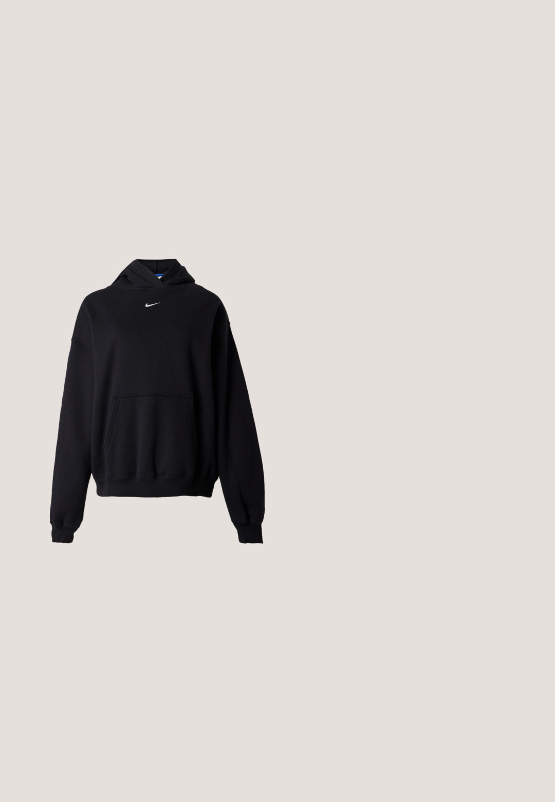 Čierna mikina Nike s kapucňou, predným vreckom, dlhými rukávmi, rebrovanými manžetami a lemom a malým bielym logom Nike swoosh umiestneným pod kapucňou v strede.; Čierne skrátené tričko z mäkkej tkaniny s okrúhlym výstrihom. Na prednej strane sa nachádza veľké biele logo Nike v tučnom písmene.; Biele športové nohavice so širokým strihom, elastickým pásom a malým čiernym logom Nike na ľavej strane. Hladký, ľahký materiál.; Nike tenisky v svetlo ružovej a hnedej farbe, s textúrovaným zvrškom, vrstveným dizajnom a podrážkou s odpružením a viditeľnými vzduchovými jednotkami.; Čierna nylonová taška na rameno s dvomi popruhmi, s veľkým bielym logom Nike, zapínaním na zips a elegantným obdĺžnikovým dizajnom.; Pár lesklých strieborných kruhových náušníc s tenkými drôtenými zapínaniami, zobrazených na svetlo šedom pozadí.