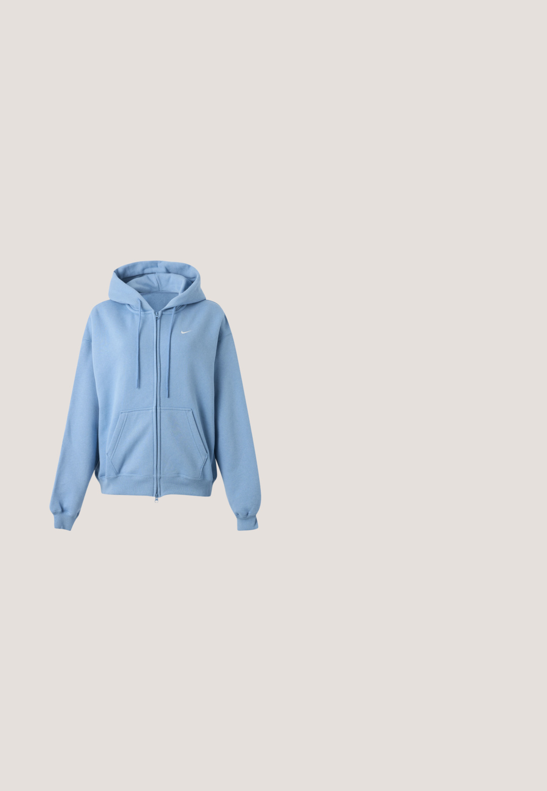Sweat à capuche zippé bleu clair avec poches avant, capuche réglable avec cordon, poignets côtelés et petit logo Nike blanc sur la poitrine.; Crop top Nike bleu sans manches avec col montant et découpe au niveau du ventre, tissu côtelé, et logo Swoosh blanc au centre devant.; Shorts de sport en bleu marine, côtelés, avec une taille élastique, ornés d'un petit logo Nike blanc sur le bas. Tissu à texture douce.; Baskets Nike turquoise avec des accents blancs, fabriquées en tissu lisse et en suède, présentant un design rétro et une semelle texturée.; Sac d'épaule beige en forme de demi-lune avec une texture douce et rembourrée. Comprend une bandoulière réglable et une fermeture éclair sur le bord supérieur.; Boucles d'oreilles créoles en argent avec le mot « Parfait » épelé en strass à l'intérieur de chaque créole sur un fond blanc.