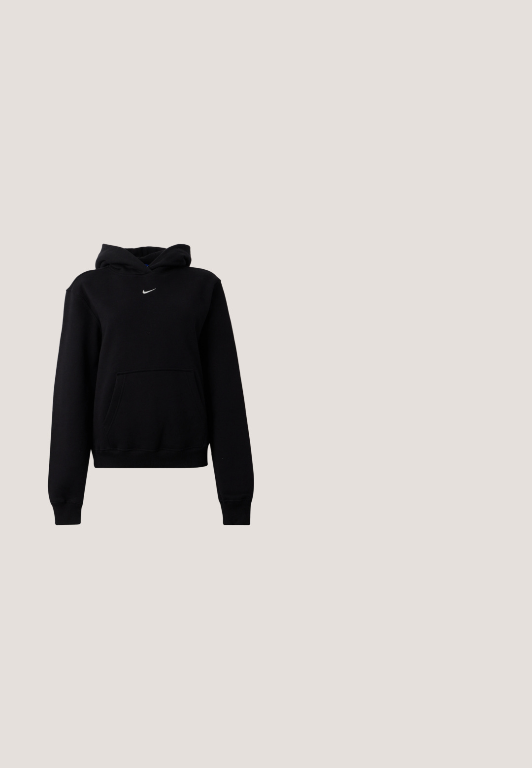 Sort Nike hættetrøje med kængurulomme og lille hvid Nike swoosh-logo centreret nedenfor halsudskæringen, vist på en ensfarvet baggrund.; Sort Nike strapless tube top med hvid Swoosh-logo centreret nær den øverste kant, ensfarvet baggrund.; Sorte sportsbukser i et blankt, glat stof med en elastisk talje, brede ben og et lille logo på venstre side.; Sorte atletiske sko med en glat syntetisk overdel, teksturerede detaljer, snørebåndsdesign og synlig fjederaffjedring ved hælen.; Slanke sorte ovale solbriller med mørke linser og lige arme, hvilende på en hvid overflade.; Sort læderhåndtaske med et struktureret design, rund tophåndtag og aftagelig skulderrem. Den har en glat tekstur og en subtil glans.