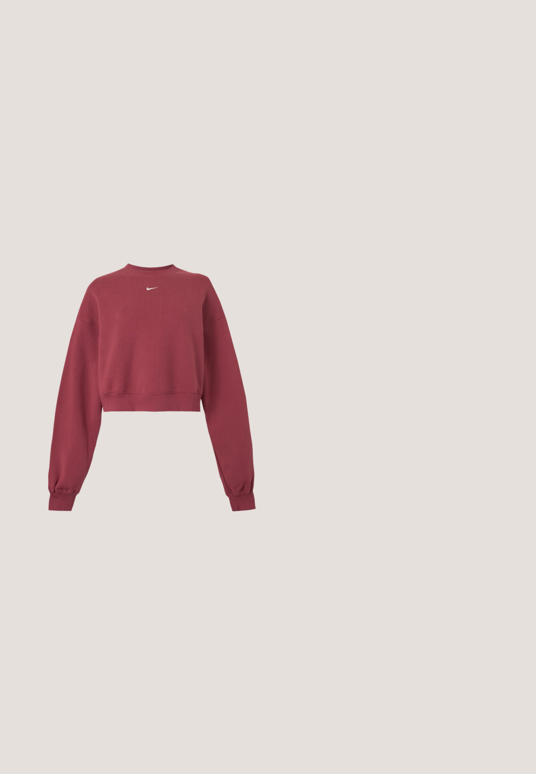 Vinrød cropped sweatshirt med lange ærmer og ribbede manchetter, med et lille hvidt Nike swoosh-logo i midten af halsudskæringen.; Enkelt vinrødt Nike T-shirt med korte ærmer, rund hals og lille hvid Nike swoosh-logo centreret på brystet.; Bordeauxfarvede træningsbukser med flagrende design, elastisk talje og sidelommer. Har hvide kantbånd og et lille logo på forsiden.; Bordeauxrød Nike løbesko med meshstof, polstret krave, tyk sål og hvide detaljer. Designet har en rundet tå og markante snørebånd.; Vinrød Nike tote-taske med sorte håndtag og hvid Nike swoosh-logo foran, mod en hvid baggrund.; Sølv øreringe med en snoet rebdesign og en række klare sten langs kanten. Glat tekstur med en skinnende finish.