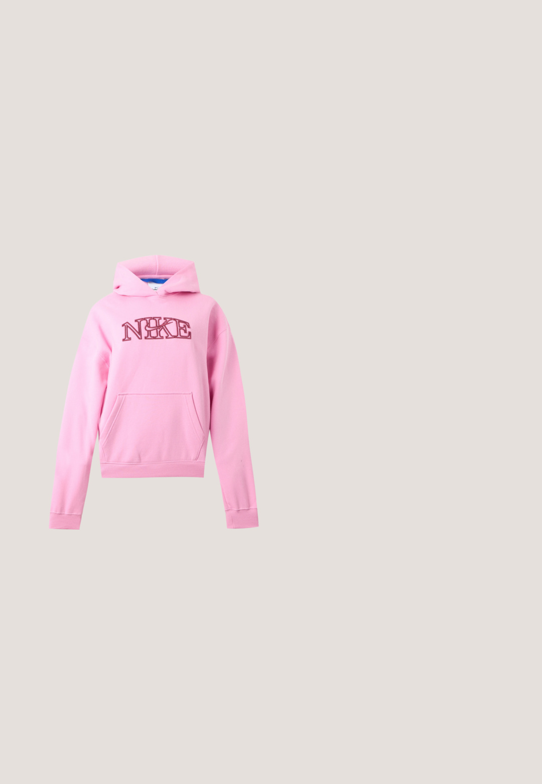 Hanorac roz cu glugă, buzunar frontal și logo "NIKE" cu litere mari conturate pe piept.; Tricou gri din bumbac cu mâneci scurte, guler rotund și logo mic alb Nike swoosh centrat pe piept.; Pantaloni sport negri dintr-un material moale, cu croială largă, având talie elastică, șnur ajustabil și detalii cu logo alb.; Pantofi sport verzi cu swoosh roz, design cu șireturi, țesătură texturată și tălpi din cauciuc alb. Asortați cu pantaloni largi din denim albastru.; Geantă tote roz aprins, căptușită, cu mânere duble matlasate și o etichetă mică albă în colțul din dreapta jos.; Pereche de cercei unghiulari din argint lustruit, cu forma de lună, având suporturi din plastic transparent, așezați pe o suprafață albă.