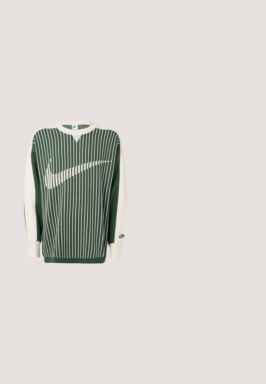 Pull tricoté vert et crème avec des rayures verticales, arborant un grand logo Nike blanc, des poignets côtelés et un col rond.; T-shirt noir à manches courtes avec un grand logo Jordan Air rouge et blanc sur la poitrine.; Pantalon de jogging gris clair avec taille élastique et cordon, avec petit logo Nike rouge sur la partie supérieure de la cuisse gauche.; Baskets de sport blanches avec dessus en maille, accents texturés et semelle rembourrée. Associées à des chaussettes côtelées noires sur une surface en moquette bleue.; Sac à bandoulière en tissu noir avec deux compartiments zippés, une sangle réglable et un logo bleu discret à l'avant.; DARKAI TENNIS LONG UNISEX - Collier - silver-coloured