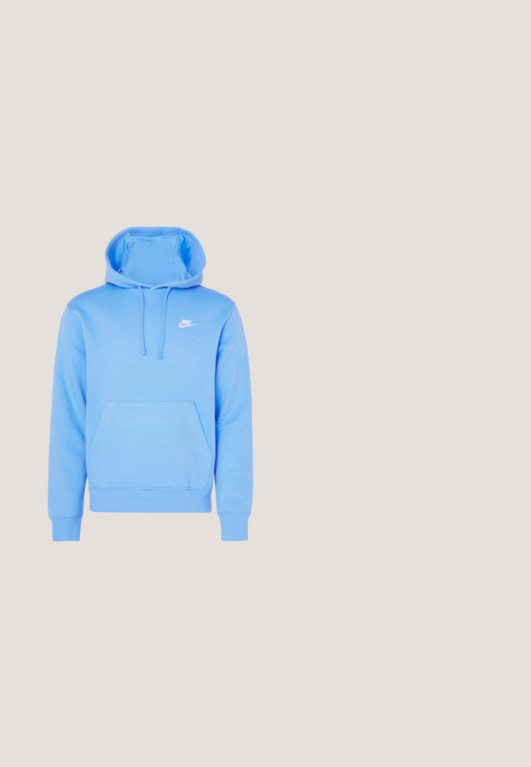 Lichtblauwe Nike hoodie van zacht materiaal met een voorzak, een capuchon met trekkoord en een wit logo op de borst. Klassiek pullover ontwerp.; Lichtblauwe katoenen T-shirt met een ronde hals en korte mouwen. Kenmerkt zich door een reliëf "nike" logo op het midden van de voorkant. Zachte textuur.; Blauwe spijkerbroek met een rechte snit, vijf-pocket ontwerp, metalen knoopsluiting en zichtbare stiksels langs de naden en de zoom.; Nike Air Jordan sneakers hebben een witte leren basis met blauwe synthetische accenten, een geperforeerde neusdoos en blauwe veters.; Felblauwe zachte stoffen draagtas met een zwart-wit koord schouderband tegen een effen lichte achtergrond.; Zilverkleurige curb ketting met een karabijnsluiting en verstelbare verlengketting op een witte achtergrond.
