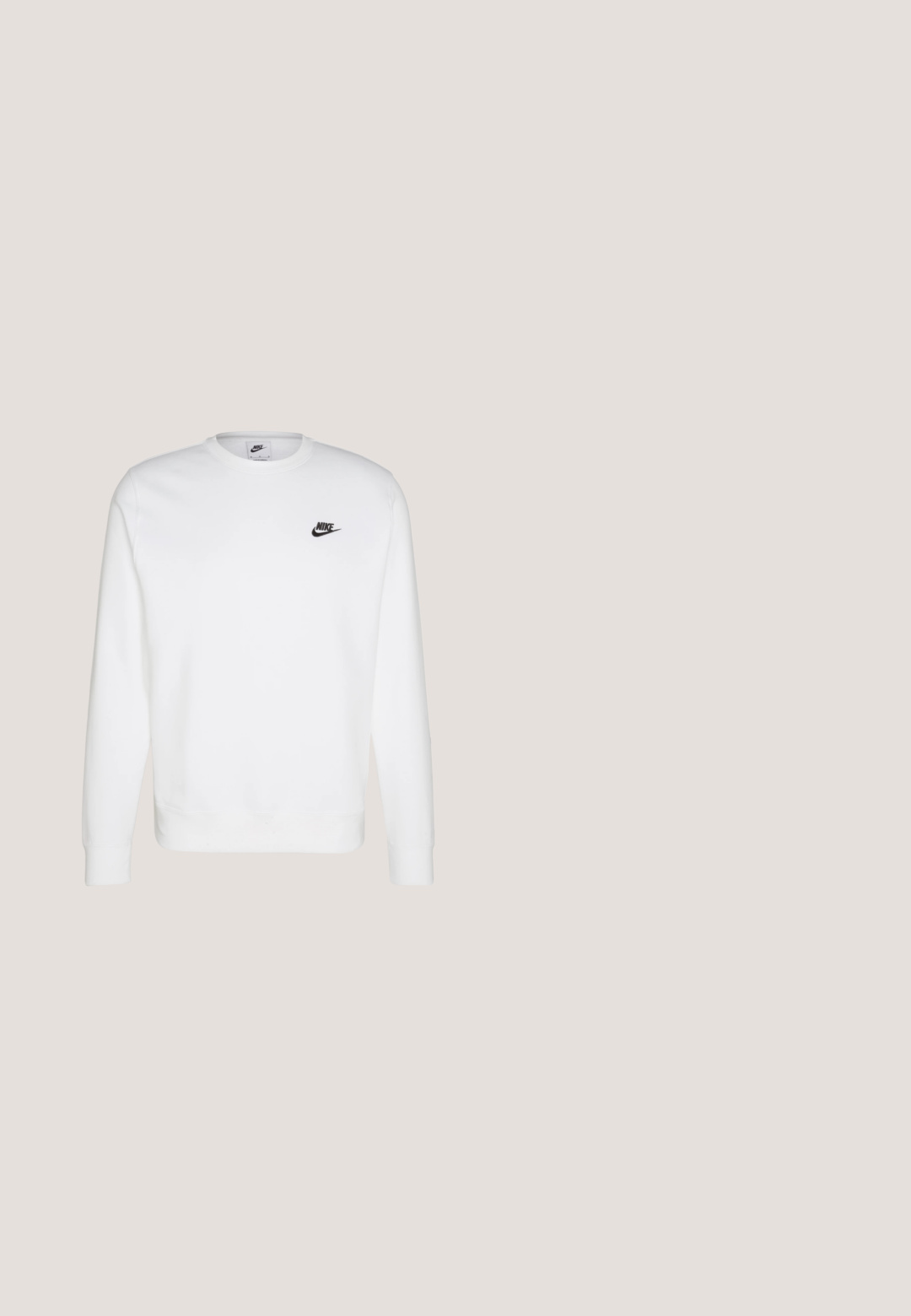 Valge puuvillane dressipluus pikkade varrukatega, ümmarguse kaelusega ja must Nike logo vasakul rinnal. Pehme tekstuur, ribidega mansetid.; Hele sinine lühikeste varrukatega särk, mis on valmistatud siledast kangast, millel on nööpidega disain ja rinnal väike valge Nike logo.; Heledad hallid šortsid, mis on valmistatud vastupidavast kangast, sirge lõikega, vöökoha nimel paelaga ja peente voltide detailidega.; Valge Nike Air Force 1 toss musta Swoosh logo jaotuses, hõljub betoonserva kohal, kus taustal on hägused trepid.; Valged plastikust prillid hallide läätsedega musta kangast kotikese kõrval, millel on tugeva kirjatüübiga valge "URBAN CLASSICS" logo.; Hõbedane ripatsikaelakee, millel on kaks kokku seotud kätt, riputatud peenesse ahelasse, millel on sile tekstuur.