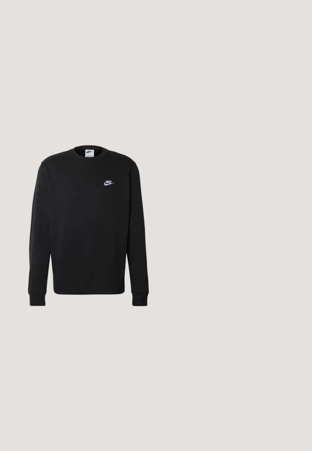 Mustapusero, joka on valmistettu pehmeästä kankaasta, jossa on pyöreä kaula-aukko, pitkät hihat, ribbineuleiset hihat ja pieni valkoinen Nike-logo rinnassa.; Valkoinen lyhythihainen T-paita, joka on valmistettu puuvillasta, ja siinä on pyöreä kaula-aukko sekä rento istuvuus ilman näkyviä kuvioita tai yksityiskohtia.; Mustat urheilushortsit, joissa on joustava vyötärönauha, sivuvetoketjutaskut ja valkoinen raidan yksityiskohta helmassa.; Valkoinen Nike Air Force 1 -tennari leijuu teksturoidun betonipinnan yläpuolella, taustalla kivisiä portaita.; Mustat ovaalin muotoiset aurinkolasit, joissa tummennetut linssit ja paksut kiiltävät kehykset, esitelty edestä valkoisella taustalla.; Musta Calvin Klein olkalaukku, jossa etukansi, solkikiinnitys ja säädettävä hihna valkoisella taustalla.