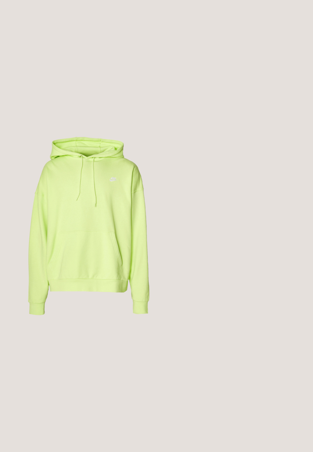 Neonvihreä huppari, jossa on etutasku ja nyörit. Pienessä valkoisessa Nike-logossa vasemmassa ylärinnassa. Pehmeä kangas.; Oranssi puuvillainen t-paita, jossa on vihreä graafinen kuva kahdesta hahmosta kukkakuvioineen ja teksti "raskaimmat sateet kasvattavat korkeimmat kukat".; Nike cargo-housut tummanoliivin vihreänä, joissa on joustava vyötärö, kaksi sivutaskua ja sileä, kevyt kangas.; Miesten urheilukengät, joissa on valkoinen verkkomateriaali, vaaleanpunaiset ja punaiset mokkanahkakerrokset, valkoinen Nike-logo ja näkyvä ilmatyyny välipohjassa.; Kompakti oliivinvihreä olkalaukku mustalla hihnalla, etupuolella vetoketjutasku punaisilla vetimillä ja "montagne"-merkki auringonlaskuraitoineen.; Hopeaketjun hopeinen metallinen koru, jossa on toisiinsa kytkeytyviä lenkkejä. Pintarakenteet vuorottelevat karheiden ja sileiden osien kanssa, ja yhdessä lenkissä on kaiverruslogot.