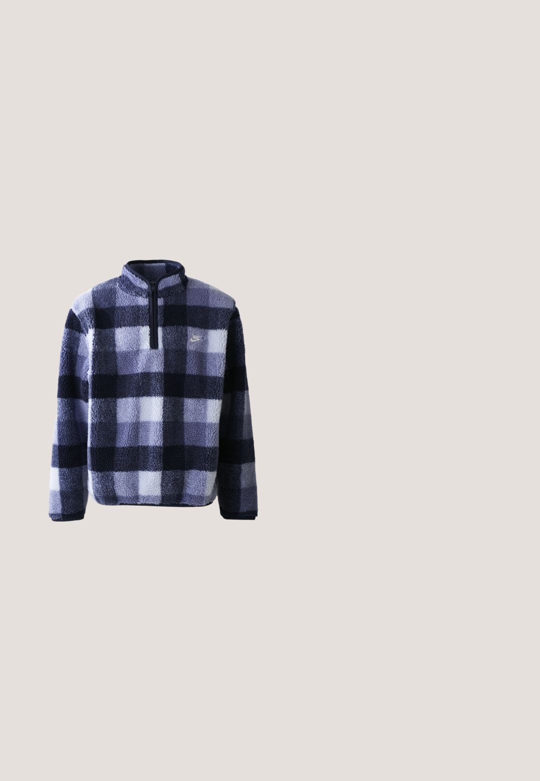 Nike Fleece-Pullover in Marineblau und hellblauem Karomuster. Verfügt über einen Halb-Reißverschluss und einen weichen, strukturierten Stoff. Kleines Logo auf der Brust.; Weißes Nike Sportshirt mit hellblauem Kragen, Ärmelabschlüssen und Schulterstreifen, versehen mit einem kleinen blauen Nike-Swoosh auf der Brust.; Hellegraue Sporthose mit blauen Seitenstreifen, im entspannten Schnitt, mit elastischem Bund und Reißverschlusstaschen. Nike-Logo auf der Vorderseite.; Blauer Mesh-Sportschuh mit dicker Sohle, silbernem Nike-Swoosh, gepolstertem Kragen und markanter federähnlicher Fersendämpfung.; Hellblaue weiche Stofftasche mit schwarzem und weißem Kordel-Schulterriemen vor hellem einfarbigem Hintergrund.; Weiße Perlenkette mit silbernen Strasszwischenstücken und einem silbernen Kettenverschluss, präsentiert vor einem einfachen hellen Hintergrund.