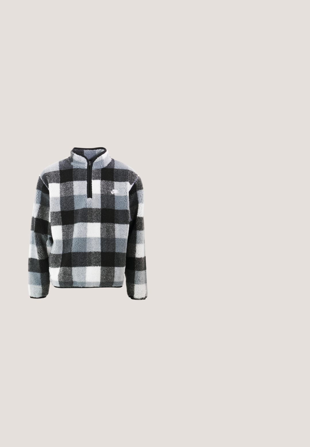 Fleece pullover met een half-rits, met een zwart, wit en grijs geruit patroon, gestructureerde oppervlakte en een klein logo op de borst.; Lichtblauw T-shirt met korte mouwen en een groot wit Nike-swooshlogo gecentreerd op de voorkant tegen een effen achtergrond.; Blauwe sportbroek met wijde pijpen, reflecterende gele biezen en een kleine roze Nike-swoosh op de rechterdij, voorzien van knoop- en ritssluiting.; Blauwe atletiekschoen van gaas met een dikke zool, zilveren Nike-swoosh, gevoerde rand en kenmerkende veerachtige hieldemper.; Zwarte semi-randloze zonnebril met rechthoekige donkere glazen en slanke gebogen pootjes die op een wit oppervlak rusten.; Zwarte stoffen schoudertas met een gestructureerde buitenkant, verstelbare schouderband en trekkoordsluiting. Voorzien van gedurfde stiksels en een zijlabel.