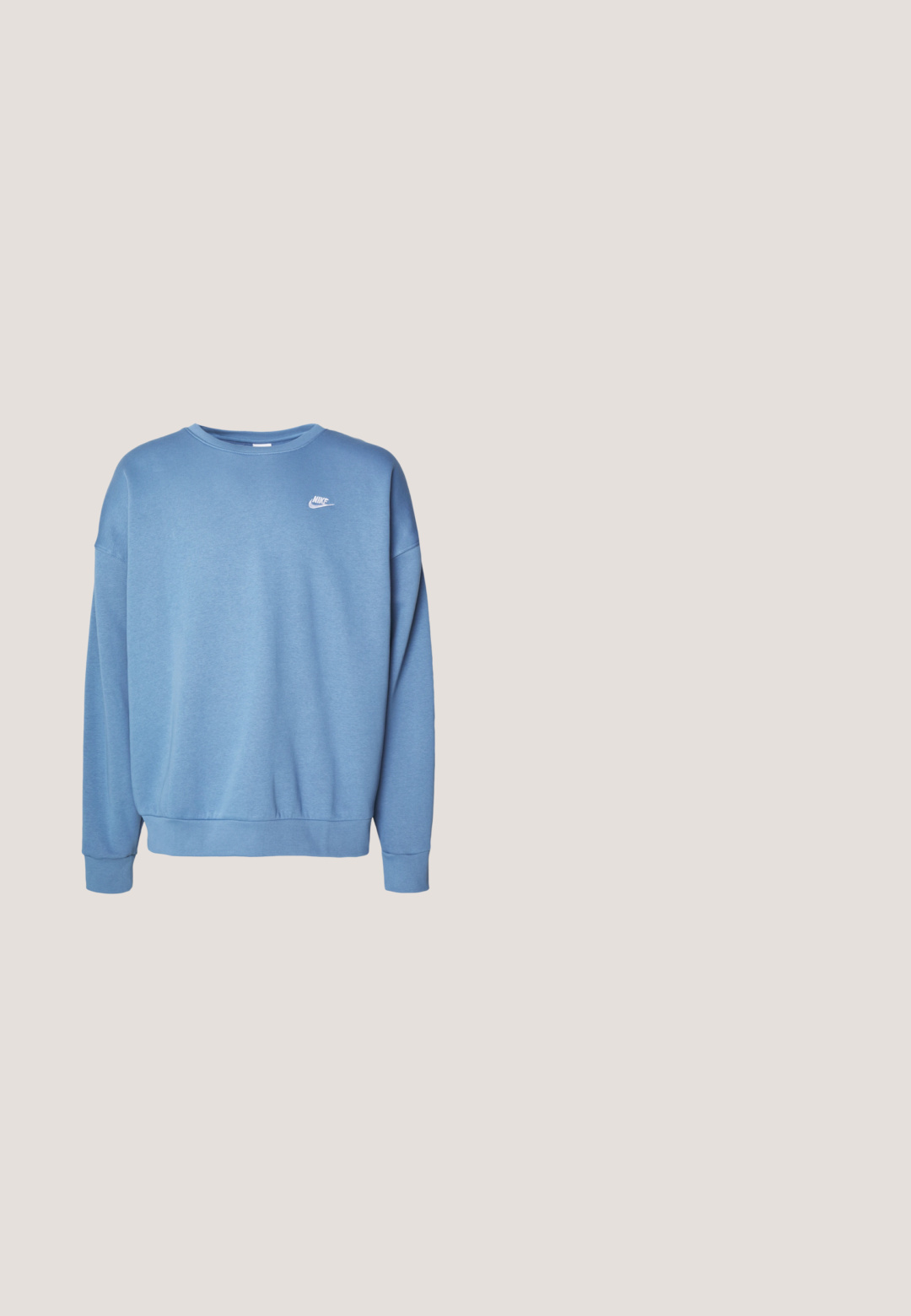 Sweat à capuche bleu en tissu doux avec un col rond, des manches longues, des poignets côtelés et un petit logo Nike blanc sur la poitrine.; T-shirt en coton bleu avec un col rond, des manches courtes et une coupe décontractée. Texture lisse et design simple sans motifs ni accents.; Pantalons en coton blanc avec une coupe droite, passants de ceinture et poches latérales, possédant une texture lisse et un design minimaliste.; Nike Sportswear P 6000 - Baskets basses - blue/ silver-coloured/white; Arnette MWAMBA - Lunettes de soleil - transparent; Fossil JEWELRY NECKLACE - Collier - silver-coloured