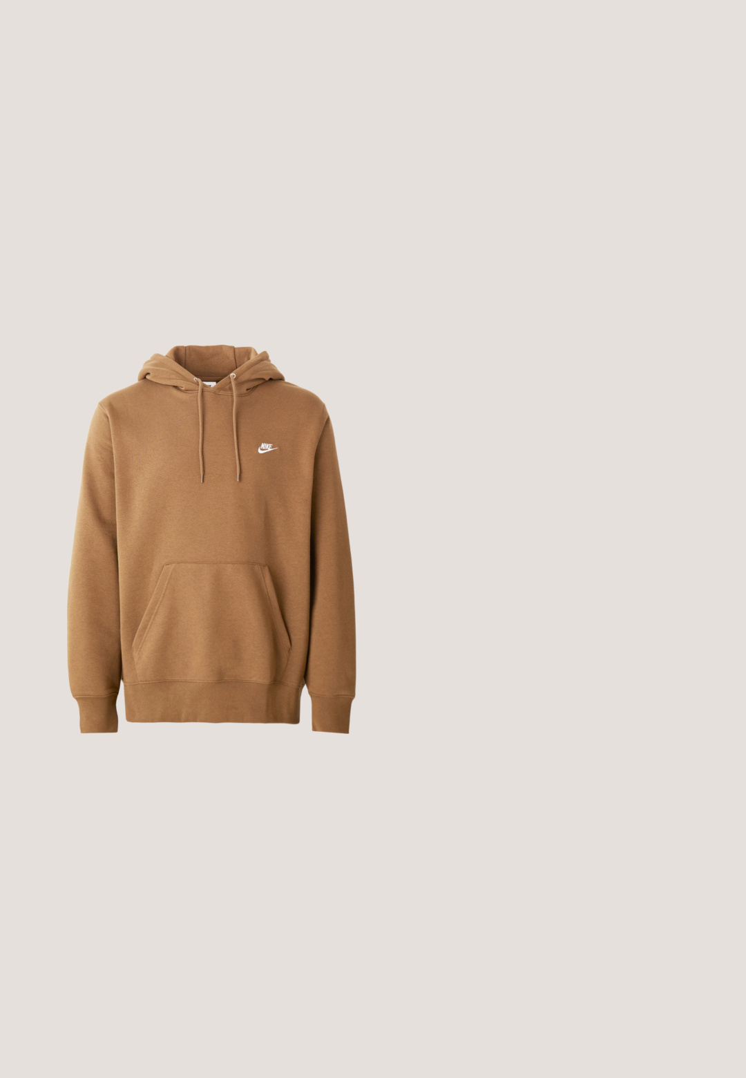 Sudadera marrón de Nike con bolsillo frontal, capucha con cordones y logo blanco de Nike en el lado izquierdo del pecho, exhibida sobre un fondo blanco.; Camiseta de algodón blanca con cuello redondo, mangas cortas y un pequeño logo bordado en el centro. Diseño de corte holgado con costuras mínimas.; Pantalones de chándal marrones hechos de tela suave, con una cintura elástica y cordón, bolsillos laterales y un logo blanco en el lado izquierdo.; Zapatilla Nike Air Force 1 baja beige con logo swoosh negro, cordones beige y suela beige sobre un fondo neutro.; Pequeño bolso bandolera marrón claro con cremallera negra, tiradores rojos, correa negra ajustable y parche colorido con la palabra "montagne" en el frente.; Collar de cadena de metal plateado que presenta eslabones entrelazados, una textura suave y un cierre ajustable para personalizar la longitud.