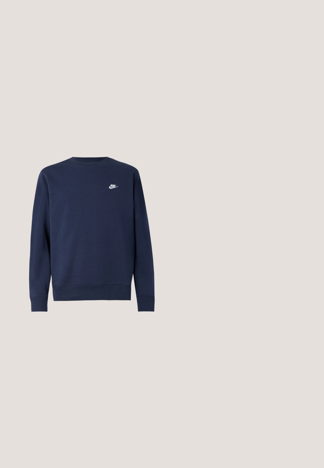 Marineblå sweatshirt lavet af blødt stof, med rund halsudskæring og lange ærmer samt en lille hvid Nike-logo på brystet.; Hvid bomulds-T-shirt med en lyseblå Nike SB-logo på venstre brystområde. Korte ærmer og klassisk rund hals.; Sorte Nike sportsshorts med hvide sidelister og en hvid snørelukning i taljen, med en grå Nike-logo på venstre forben.; Mellemhøje sneakers i hvid læder med grå detaljer, perforeret tå, sort Nike swoosh og logo på anklen. Gummisål.; Sorte rektangulære solbriller med mørke linser, let skrånende arme og små sølvdetaljer på forreste hjørner og stel.; Sort messenger taske lavet af struktureret materiale med klaplukning, justerbar rem og metalhardware. Har et logodetalje på fronten.