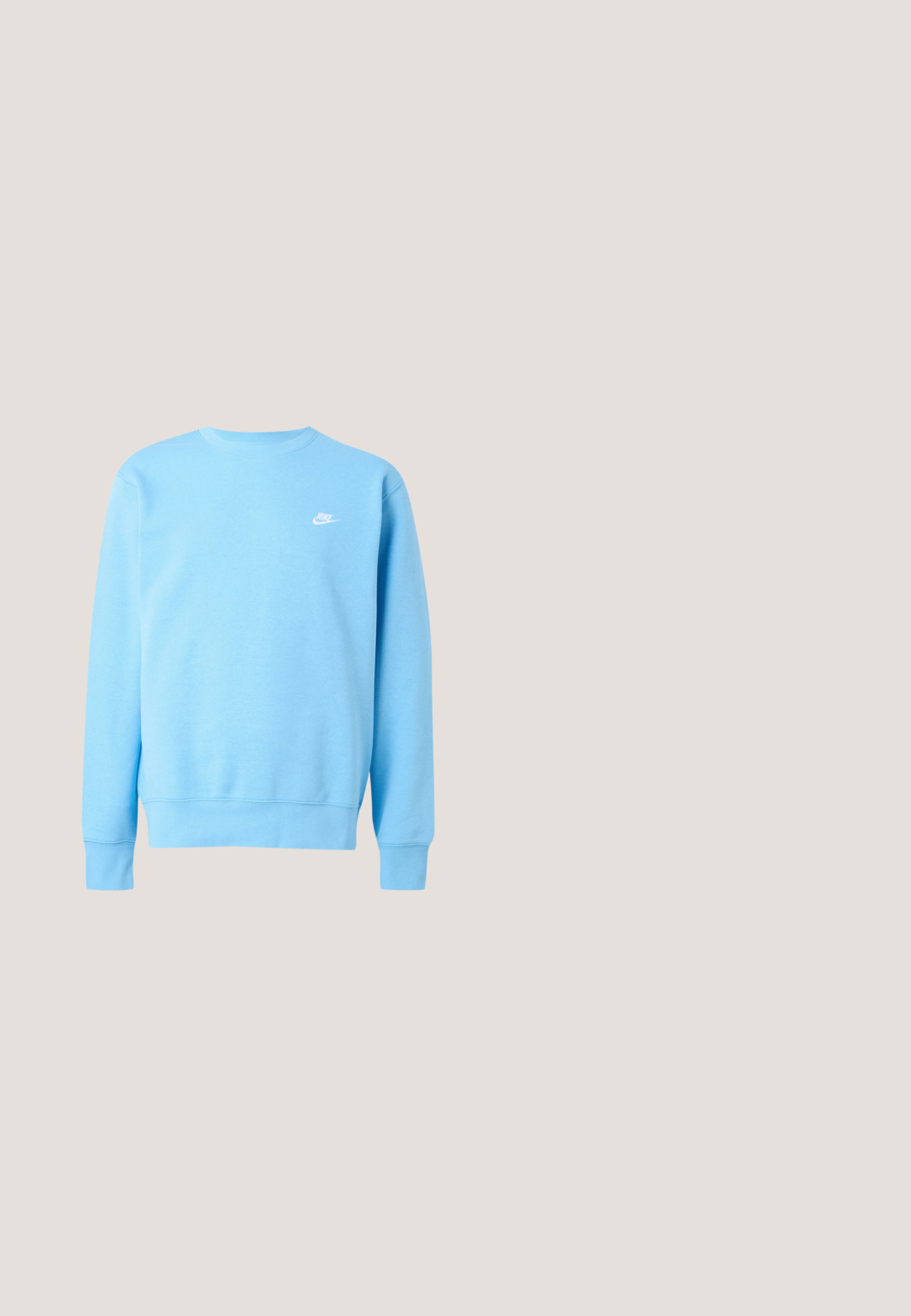Hele sinine Nike pika varrukaga dressipluus ümara kaelusega ja väikese valge Nike logoga vasakul rinnal.; Helehall sinine puuvillane T-särk ümmarguse kaelusega ja lühikeste varrukatega, millel vasakul rinnal roheline koomiks-logo plaaster.; Heledad sinised dressipüksid pehmest kangast, millel on elastne vöökoht koos paelaga ja väike logoaktsent puusa lähedal.; Valge Nike Air Max toss halli Swooshiga hõljumas betoonpiirde kohal, näidates külg- ja esikülje detaile.; Hele sinine Calvin Kleini vöökott valge logoga, musta reguleeritava rihmaga ja lukuga ühevärvilisel taustal.; Hõbedast kett-kaelakee lamedate, laiade linkidega ja ühtlaselt paigutatud mustade ruudukujuliste detailidega, millel on lillemustrilised graveeringud.