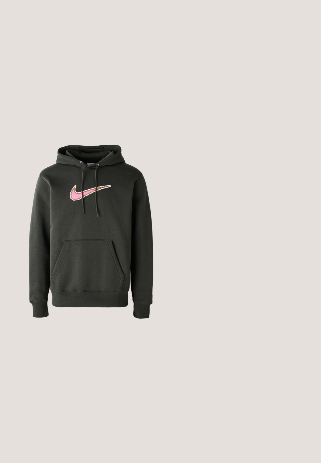 Mørkegrå hættetrøje lavet af blanding af bomuld, med et stort pink og brunt Nike-logo på brystet, samt en frontlomme og snoretræk til hætten.; Hvid bomulds T-shirt med korte ærmer, en brystlomme, og et lille firkantet logo patch i orange og hvid på lommen.; Mørk denim shorts med høj talje, der har to forlommer, kontrasterende gul syning og en lige pasform med en afsluttet kant.; Grå ruskindssneaker med gyldne accenter, teksturerede paneler og matchende snørebånd. Har en polstret sål og logodetalje på siden.; Urban Classics Solbriller - transparent/blue; Sølvvedhæng med halskæde, der har to sammenflettede hænder, hængende fra en fint kæde med en glat tekstur.
