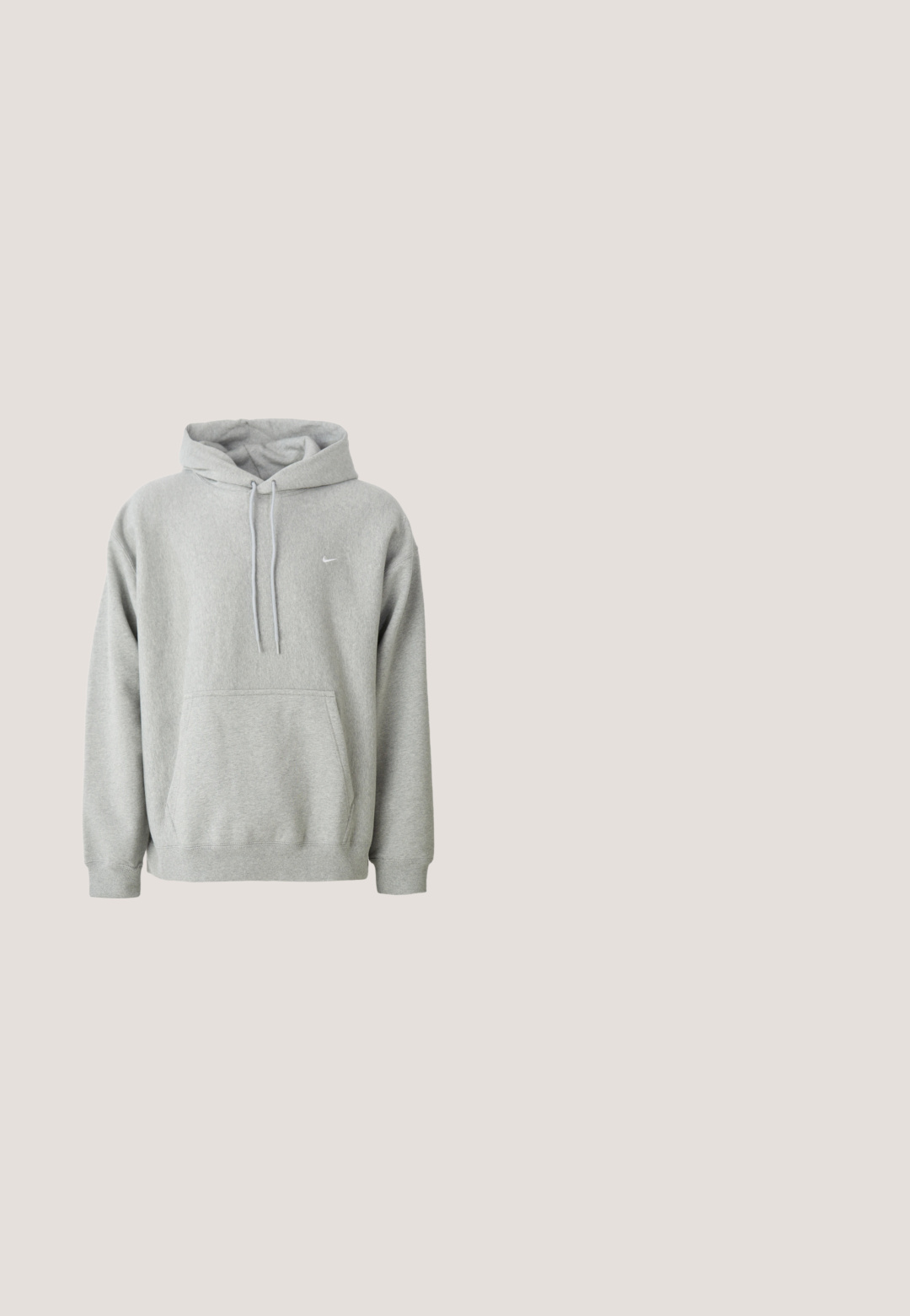 Grå hættejakke lavet af blødt stof med en kengurulomme, snor i hætten og lille hvidt logo på brystet. Behagelig, afslappet pasform.; Lilla bomulds T-shirt med korte ærmer, der har et dristigt grafisk design. Inkluderer "Nike" i gult inden i en lyserød virvel og tekst accenter.; Grå sweatpants med elastisk talje, lige ben og snoretræk ved kanten. Fremstillet af blødt, struktureret stof.; Hvide og grå Nike løbesko med sølv swoosh, blå fjederlignende såleelementer og sort slidbane på en ensfarvet baggrund.; Sort rektangulær pouch med tekstureret stof, lynlås og to blå accent snore. Forsiden har en simpel lomme og præget logo.; Sølv tvistet kædearmbånd med en krabbe-lås og justerbare led på en ensfarvet hvid baggrund.