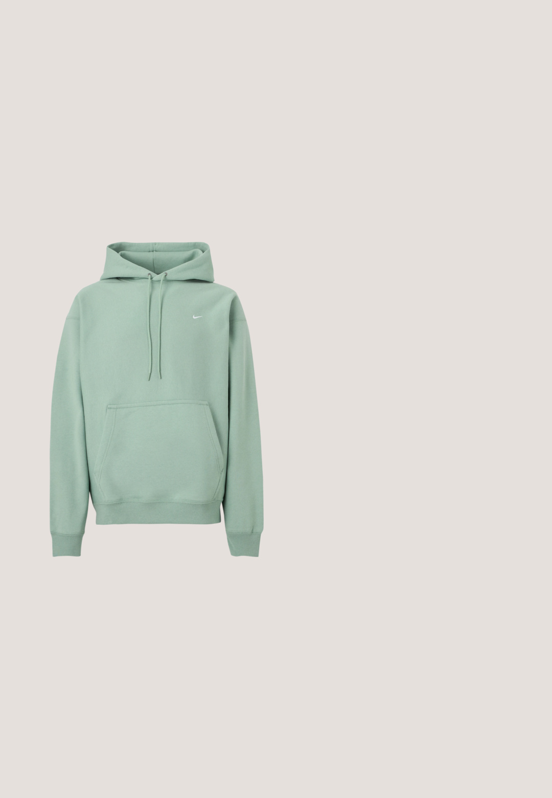 Heleroheline kapuutsiga dressipluus kängurutasku, nöörid ja väike valge Nike logo vasakul rinnal, valge taustal.; Lilla puuvillane T-särk lühikeste varrukatega, millel on julge graafiline disain. Sisaldab "Nike" kollases kirjas roosa spiraali sees koos tekstielementidega.; Hallid hallid dressipüksid elastse vöökohtadega, sirged sääred ja nööraktsendid all. Valmistatud pehmest, tekstureeritud kangast.; Helehall jooksujalats mustade aksentide, oranži logoga, võrkkattega pealosa, pehmendatud krae ja kummist tallaga, millel on nähtavad lööke neelavad elemendid.; Hele sinine pehme kangast ostukott musta-valge nööri õlarihmaga, ühtlase heleda taustaga.; Hõbedane metallist kettkaelakee, millel on omavahel põimunud lingid, sile tekstuur ja reguleeritav lukk pikkuse kohandamiseks.