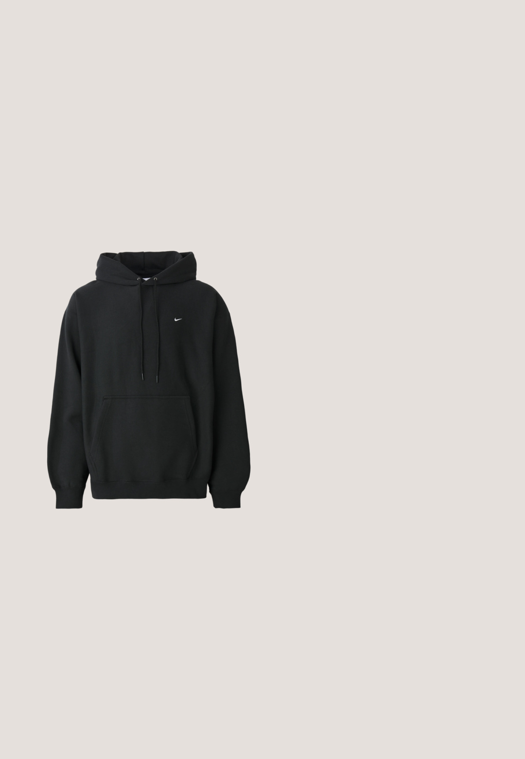 Čierna mikina Nike s predným vreckom, kapucňou so šnúrkou, patentnými manžetami a malým bielym logom Nike na hrudi.; Mentolovo zelené oversized tričko s vyblednutou textúrou. Obsahuje výrazný fialový grafický vzor "SWOOSH" s textom "just do it" a logom Nike.; Svetlomodré široké džínsy vyrobené z denimu, s vysokým pásom, gombíkovým zapínaním a prednými vreckami. Dizajn zahŕňa jemné švy.; Biela teniska Nike Air Force 1 s čiernym logom swoosh, zaviazanými šnúrkami, umiestnená vo vzduchu nad textúrovaným betónovým povrchom vonku.; Čierna taška z tkaniny s plochým tvarom, s výrazným bielym textom. Zips je umiestnený na vrchu, s detailom slučky na jednej strane.; Diesel NECKLACE  - Náhrdelník - silver coloured