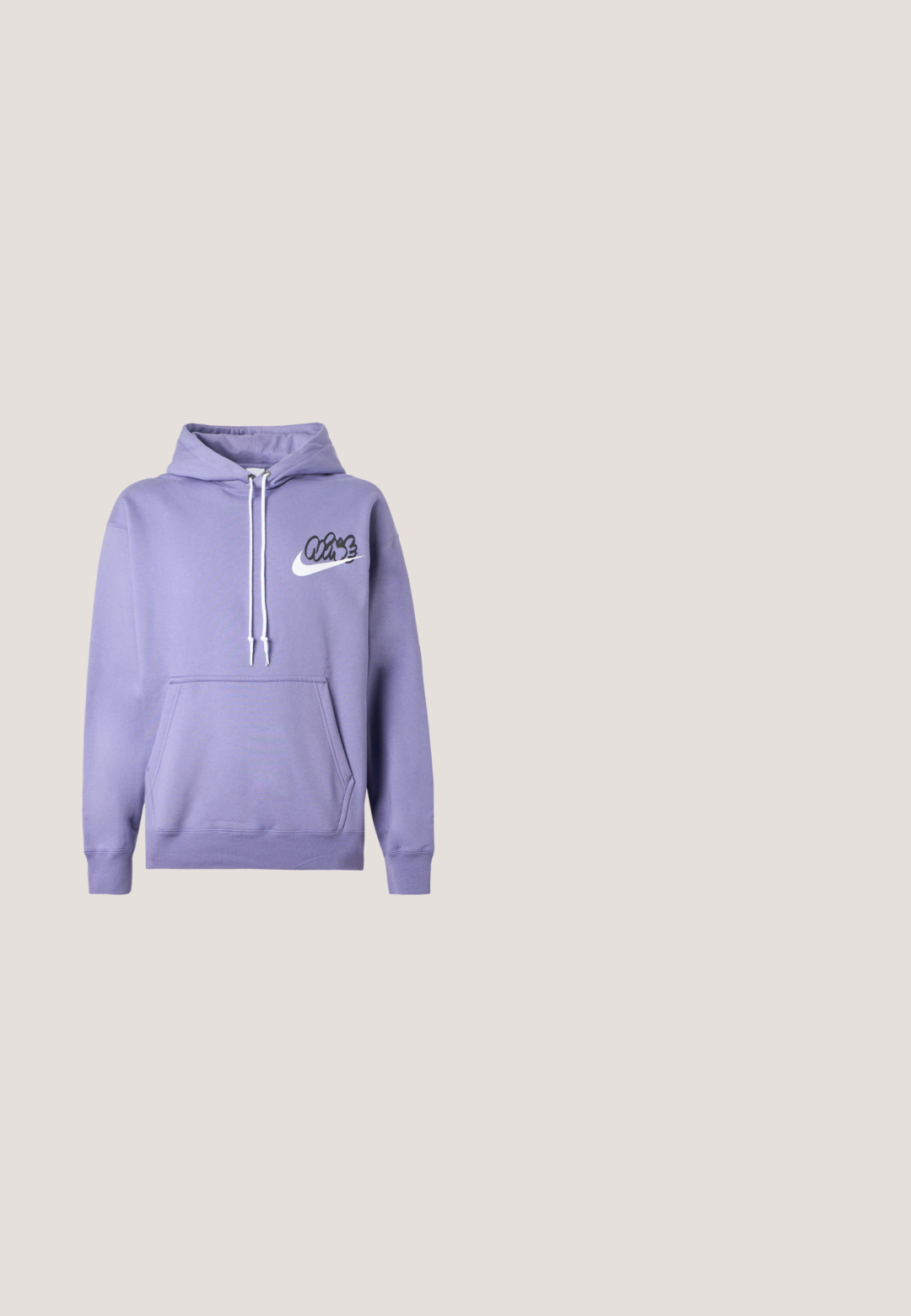 Lilla hættejakke med snøre i hætten, frontlomme og sort "Vibe" logo med Nike swoosh. Fremstillet af blødt stof med ribkantede manchetter.; Kamouflage-mønstrede skjorte i brun og tan, med en brystlomme og et broderet logo-tag på venstre side.; Beige cargo bukser med et geometrisk patchwork design i forskellige nuancer af creme. Lavet af slidstærkt stof med sidelommer.; Orange ruskinds sneakers med lilla accenter, med snørebånd, rund tå og struktureret sort gummisål.; Sort skuldertaske med en glat stoftekstur, rektangulær form, enkelt justerbart strop og lynlås lukning i toppen. Lille logo-patch på forsiden.; Armbånd med vekslende grønne, klare og lyserøde ædelsten i forskellige former, sat i mørkt metal med et rektangulært graveret lås.