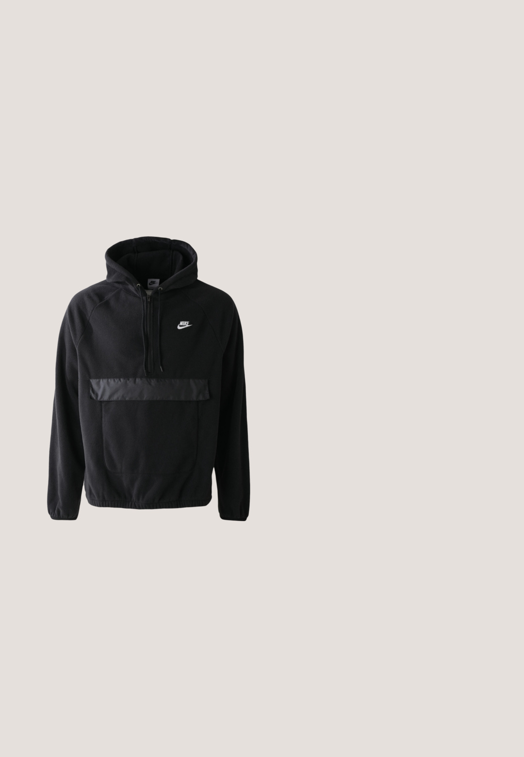 Mustas Nike'i kapuutsärk, millel on tekstureeritud fliiskangas, eesmine tasku siledast mati viimistlusega ja nööriga kapuuts. Logo rinnal.; Hele sinine lühikeste varrukatega särk, mis on valmistatud siledast kangast, millel on nööpidega disain ja rinnal väike valge Nike logo.; Heledadbeige dressipüksid, millel on nööriga vöökoht, kitsenevad põlved ja pehme tekstuur. Alumise jala piirkonnas on diskreetne brändi logo.; Valged ja hallid tossud heleoranžide detailidega, võrkmaterjalist ja nahast, millel on tekstureeritud tald ja külgedel geomeetriline muster.; Selged, ülemõõdulised prillid tumedate läätsedega, massiivse ristkülikukujulise raami ja tekstuursete templite aktsentidega. Valmistatud läbipaistvast plastikust.; Hõbedane ripatsikaelakee, millel on kaks kokku seotud kätt, riputatud peenesse ahelasse, millel on sile tekstuur.