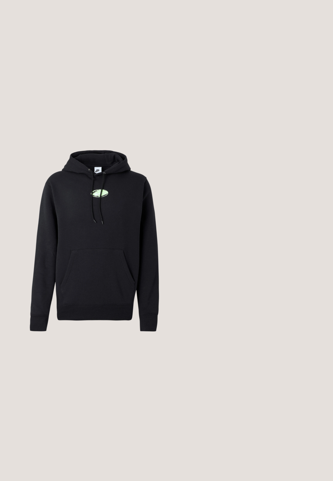 Schwarzer Nike-Hoodie mit vorderer Kängurutasche, verstellbarem Kapuzenzug und kleinem hellgrünen ovalen Logo in der Mitte der Brust.; Dunkelrotes Baumwoll-T-Shirt mit kurzen Ärmeln, rundem Ausschnitt und einem pinkfarbenen Nike-Logo auf der linken Brust. Glatte Textur, Standardpassform.; Schwarze, elastische Hose mit einem Gummizug und Kordelzug, mit geradem Bein und glatter Textur. Keine sichtbaren Taschen oder Muster.; Grau-beiger Nike-Laufschuh, der in der Luft über einer Betonbrüstung schwebt, mit verschwommenen Treppen im Hintergrund.; Schwarze rechteckige Sonnenbrille mit dicken Rahmen und dunkel getönten Gläsern, schräg auf weißem Hintergrund.; Schwarze Stoff-Schultertasche mit texturiertem Äußeren, verstellbarem Schultergurt und Kordelzugverschluss. Verfügt über auffällige Nähte und ein seitliches Etikett.