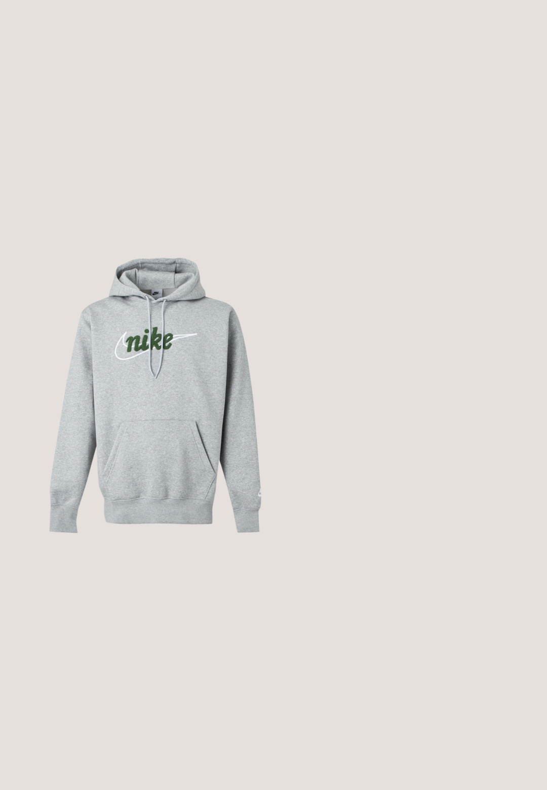 Svetlo siva Nike kapucar z žepom spredaj, nastavljivo kapuco z vrvico in zelenim vezenim logotipom nad belim swooshom na prsih.; Oblečena svetlo roza majica kratkih rokavov, velikosti oversized, z majhnim večbarvnim napisom "Jordan" in črnim logotipom Jumpman na zgornjem levem delu prsnega koša.; Roza športne kratke hlače z elastičnim pasom in majhnim temno modrim logotipom Nike na spodnjem levem delu hlačnic.; Sivo-belo športno copato z vidnim zračnim blažilcem na podplatu in mrežicnimi paneli, prikazana v profilu na preprostem svetlem ozadju.; Oseba, ki nosi belo majico in zeleno kapo z veliko zeleno torbo čez ramo, drži črno plastenko vode v stranskem žepu, obrnjena stran.; Bela biserna ogrlica s srebrnimi razdelki iz kamnov in srebrnim zapenjalom na verižici, prikazana na enostavni svetli podlagi.