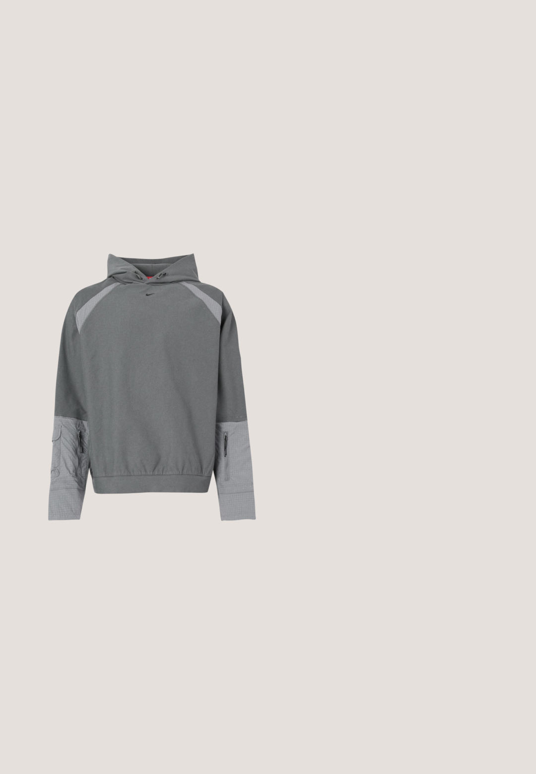 Grauer Kapuzenpullover mit strukturiertem grauem Körper, Raglanärmeln, Fronttasche und seitlichem Reißverschlusselement. Mit einem schwarzen Logo auf der Brust.; Rotes Baumwoll-T-Shirt mit kurzen Ärmeln und Rundhalsausschnitt. Mit großem weißem Nike-Swoosh-Logo auf der Vorderseite. Glatte Textur, legeres Design.; Herren Sweatshorts in Grau aus weichem Baumwollmaterial, mit elastischem Bund und Kordelzug, Seitentaschen und einem weißen Logodetail.; Weißer und schwarzer Nike-Sneaker mit Kautschuksohle, über Betontreppen schwebend, beleuchtet von natürlichem Sonnenlicht.; Schwarze Crossbody-Tasche aus Stoff mit zwei Reißverschlussfächern, verstellbarem Gurt und dezentem Logo-Detail in Blau auf der Vorderseite.; Silberne Kettenhalskette mit einem rechteckigen Anhänger mit strukturierten Linien. Anhänger ist mit einer Schlaufe befestigt; die Kette hat ein glattes, flexibles Design.
